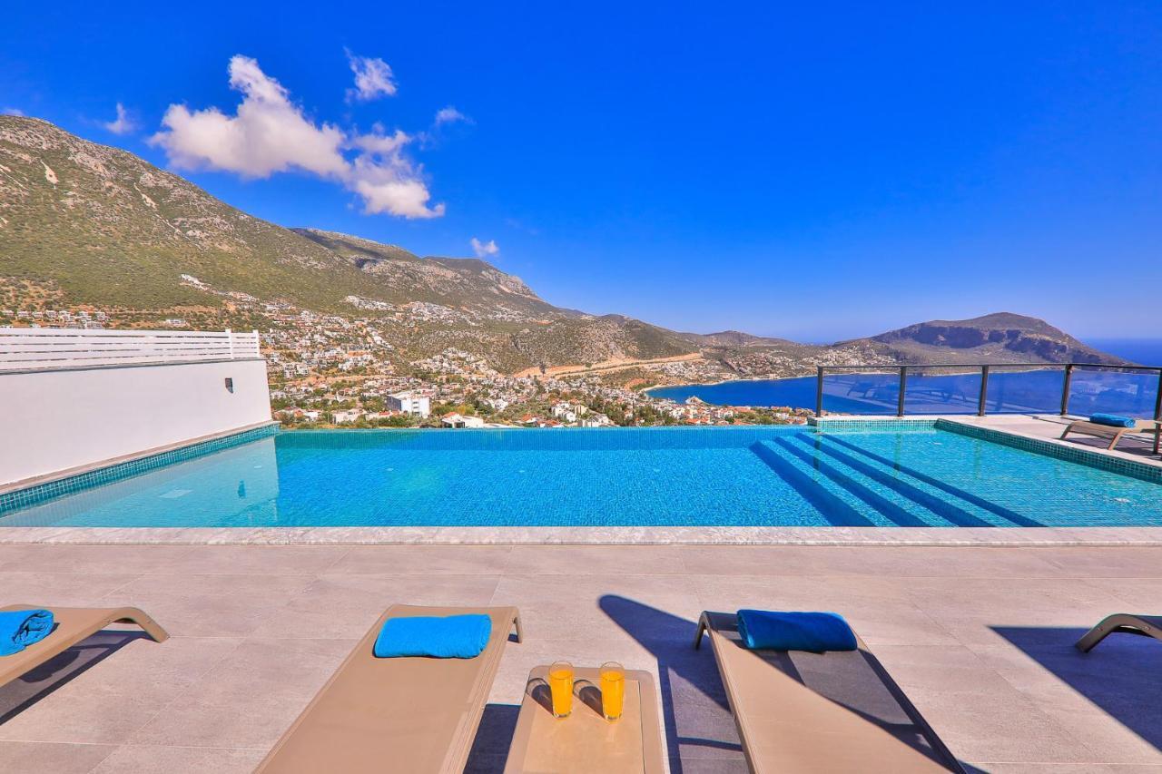 Luxury 5 Bedroom With Heated Infinity Pool & Amazing Sea Views *