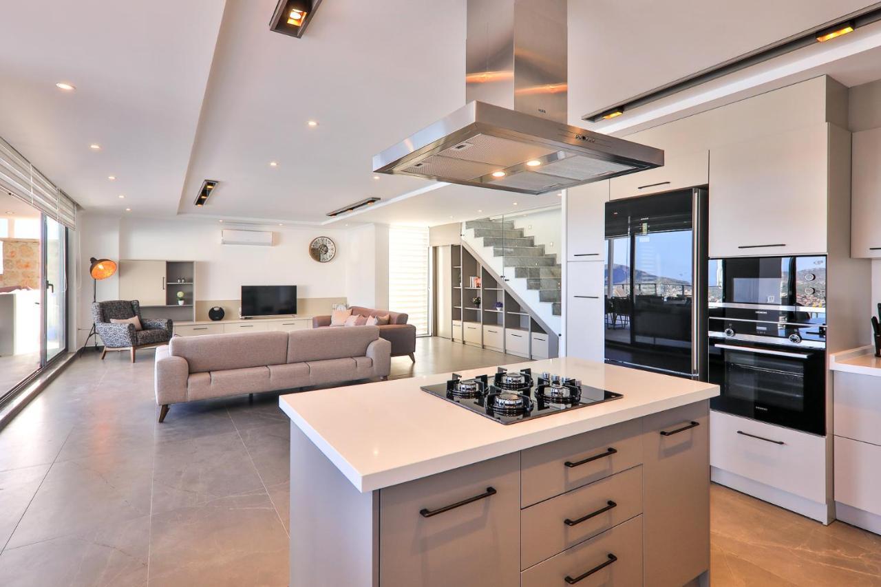 Luxury 5 Bedroom With Heated Infinity Pool & Amazing Sea Views *