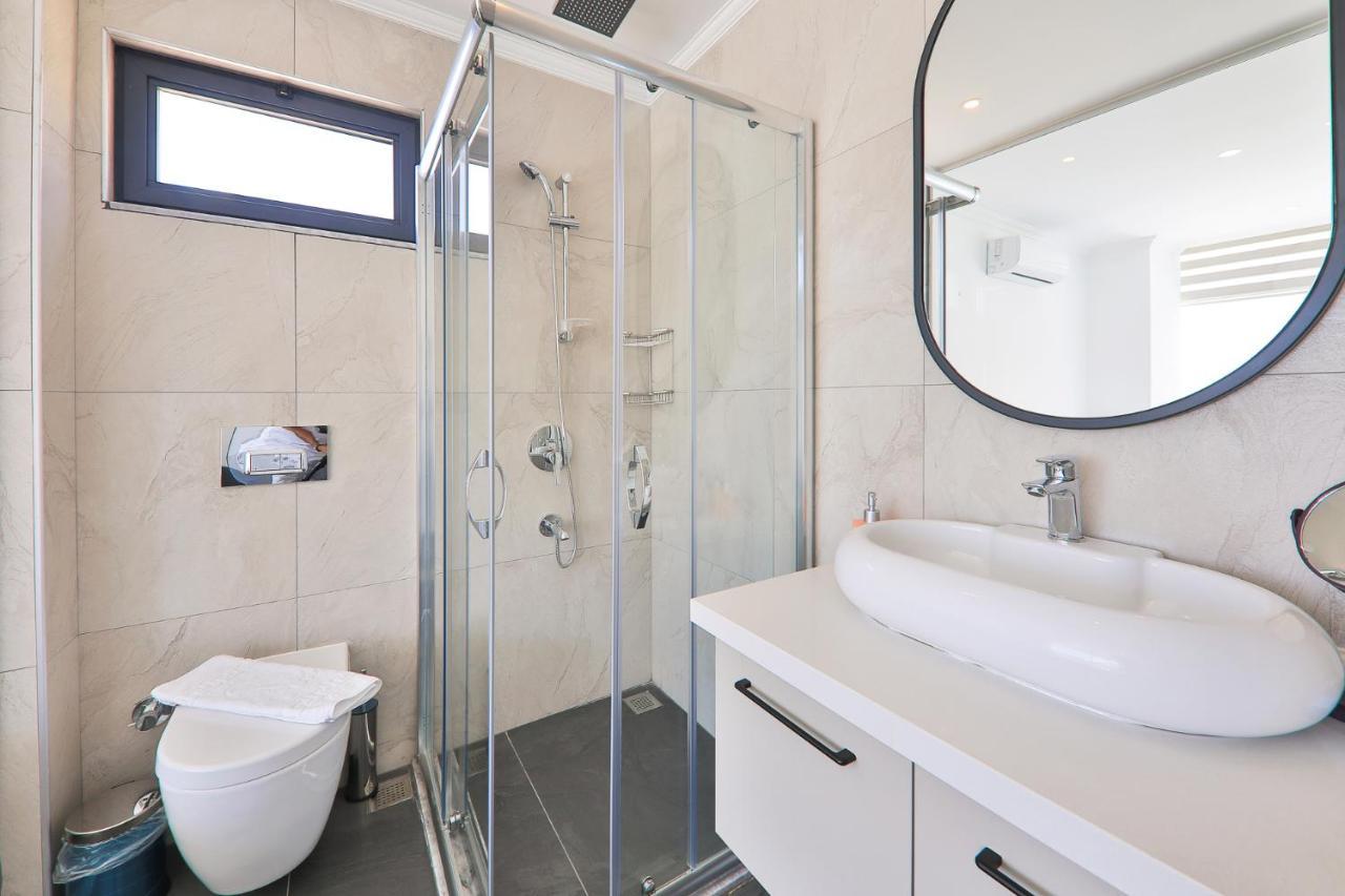 Villa Luxury 5 Bedroom With Heated Infinity Pool & Amazing Sea Views *