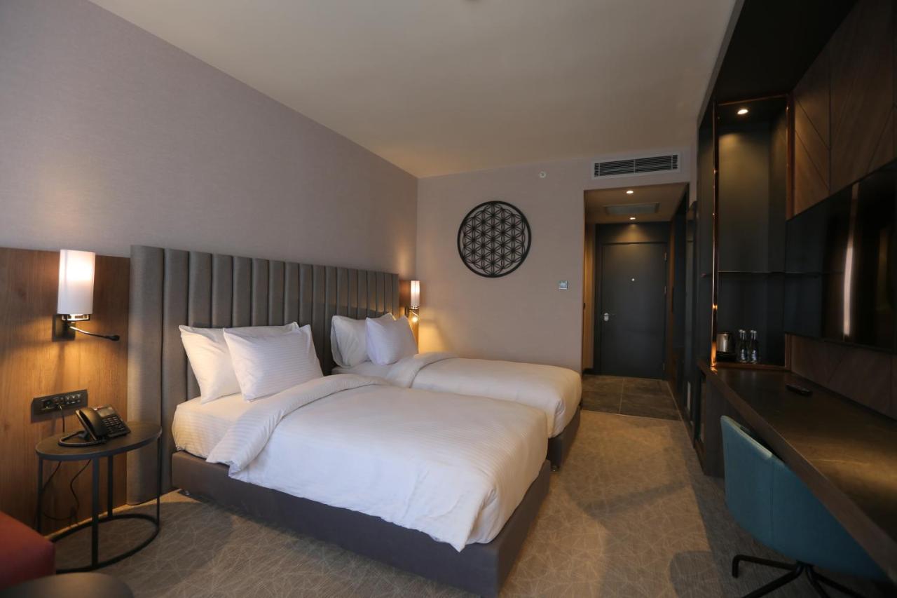 Crowne Plaza By Ihg Hotel