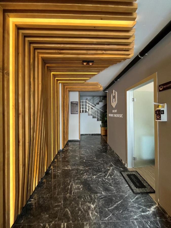 White House Aparthotel *