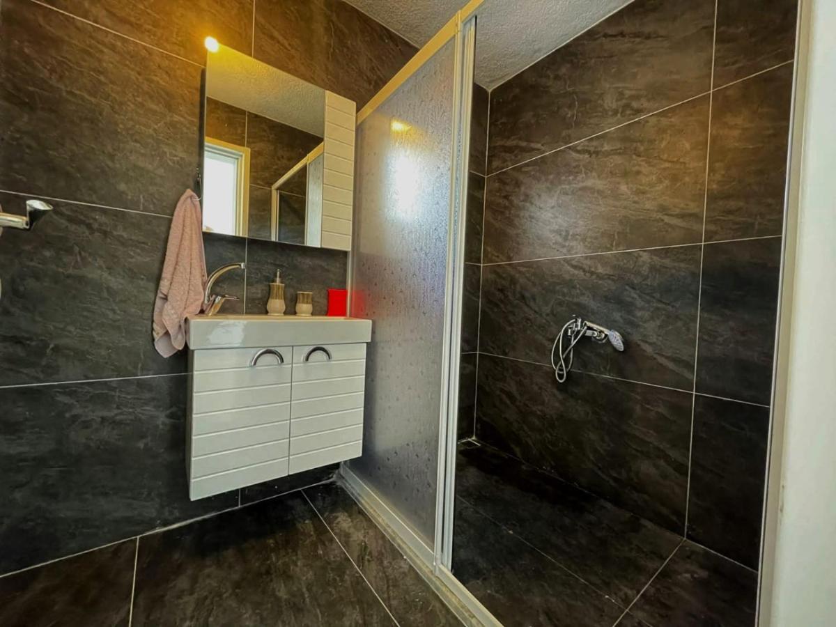 Guendogan Koyu Havuzlu Site Villa