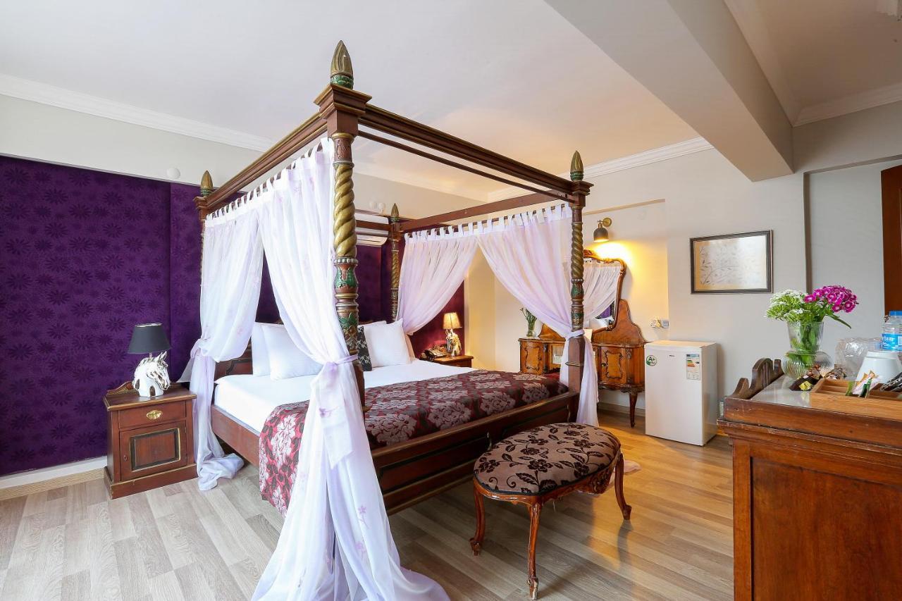 Pera Hotel *