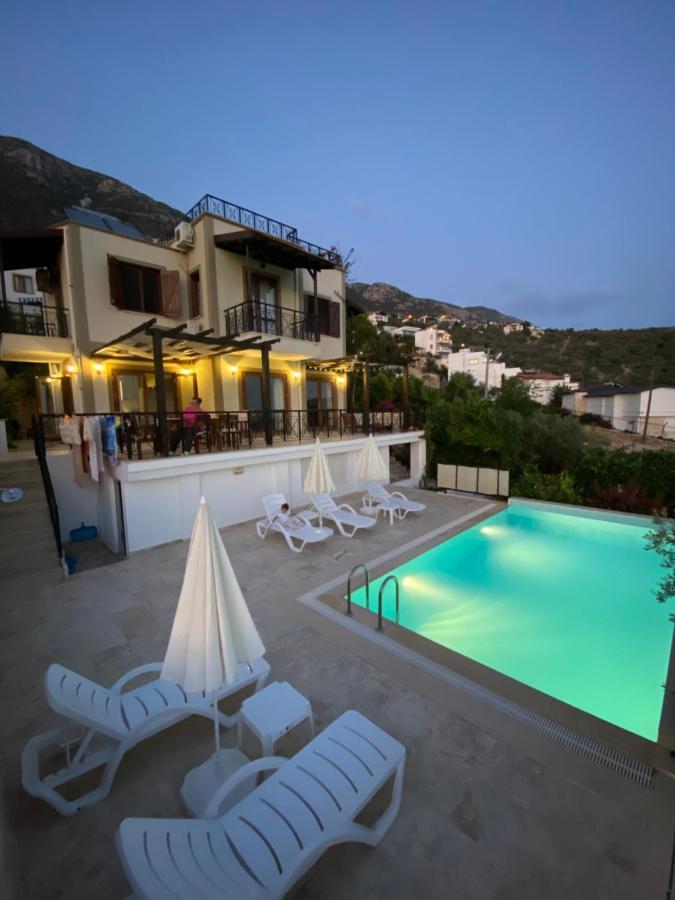 Mira Kalkan -close To Center-