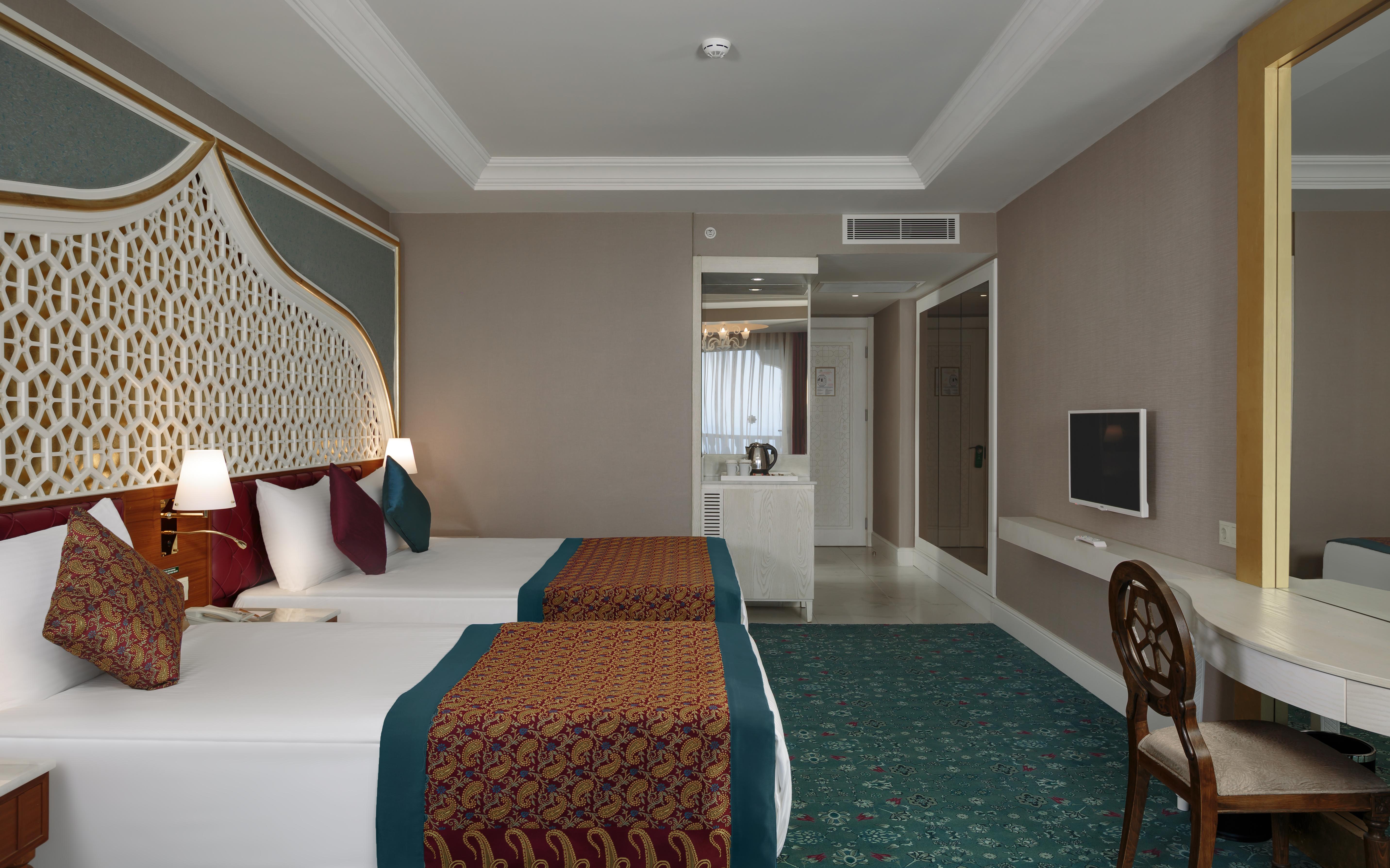 Royal Taj Mahal Hotel 5*