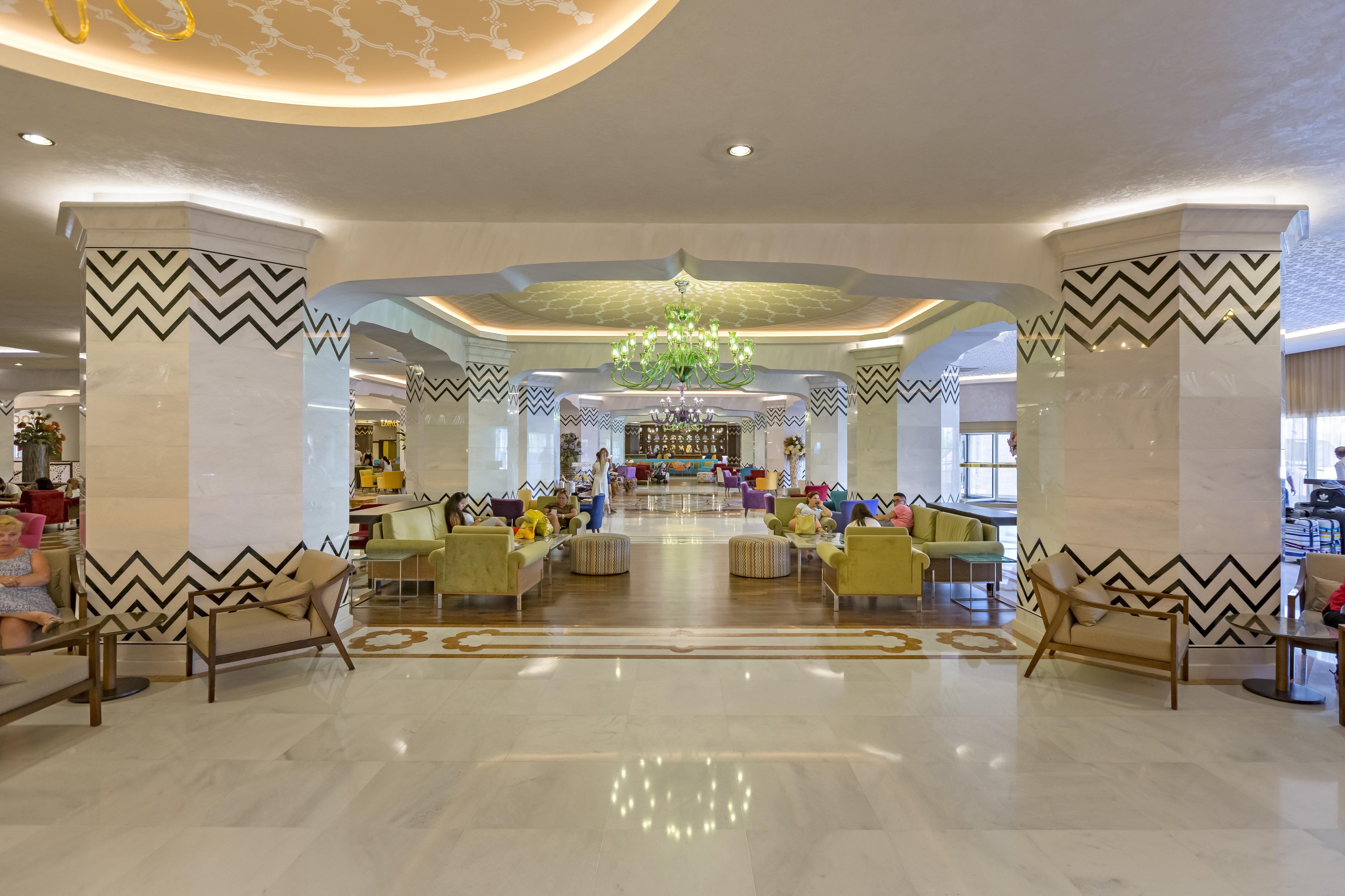Royal Taj Mahal Hotel 5*