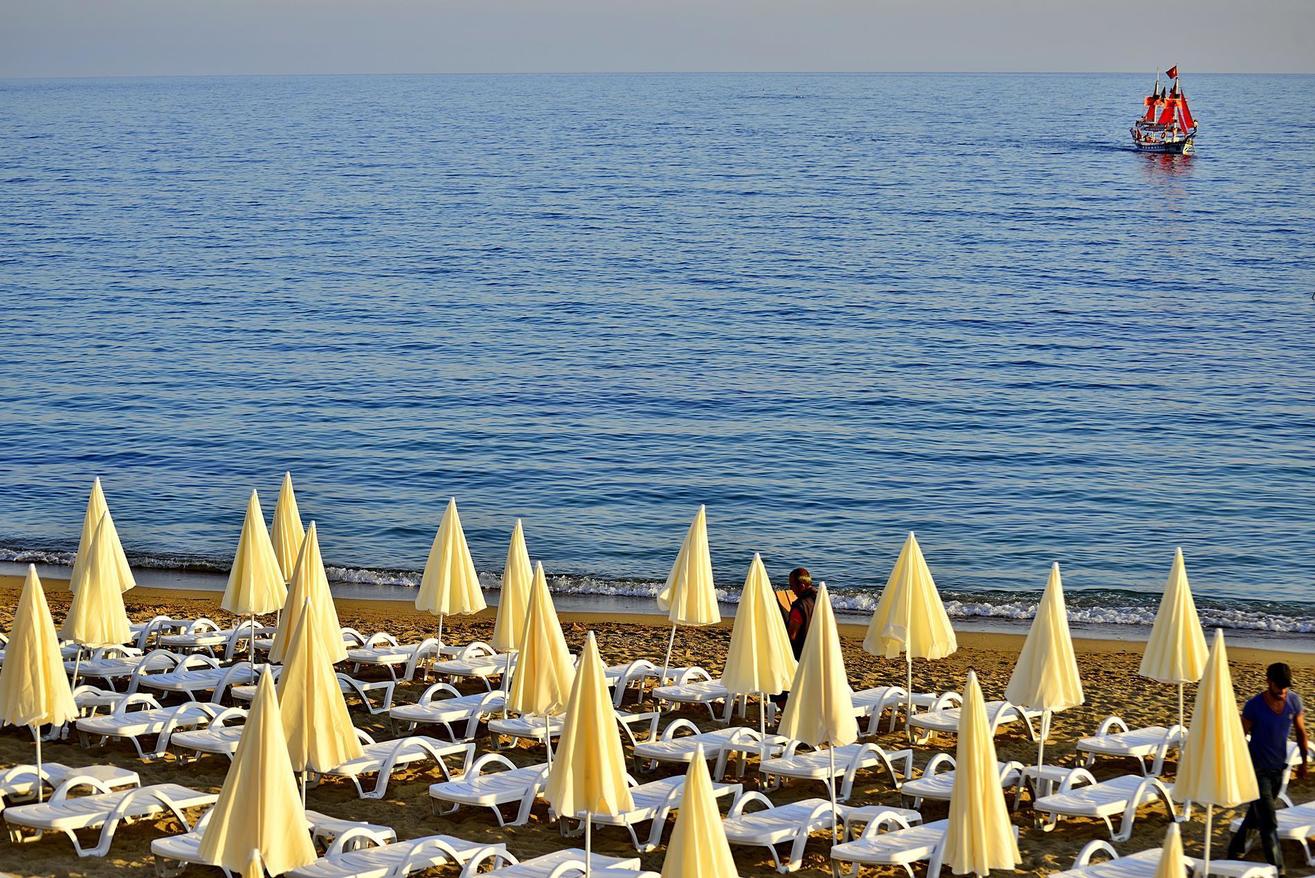 Azura Deluxe & Hotel