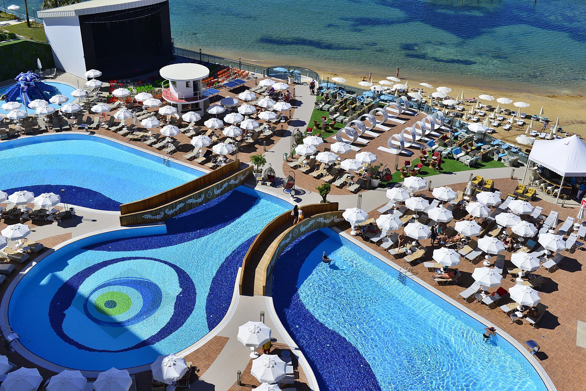 Azura Deluxe & Hotel 5*
