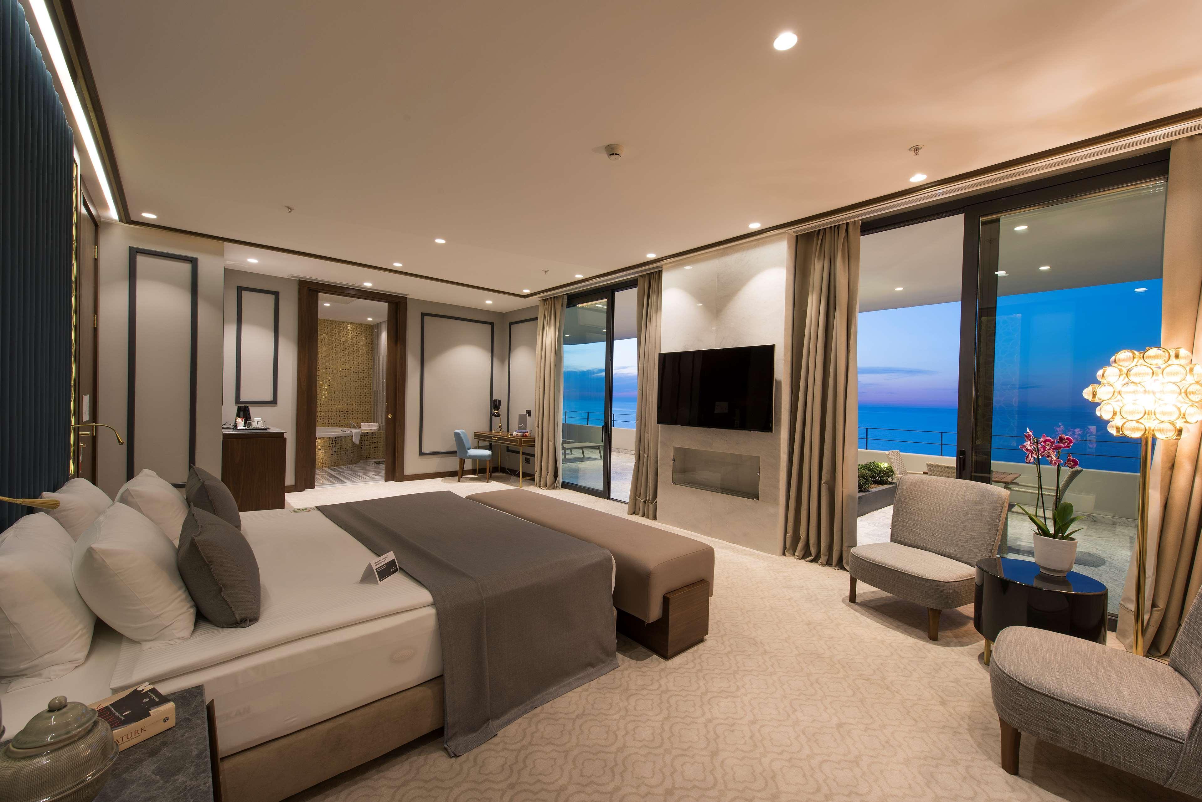 Ramada Plaza & 5*