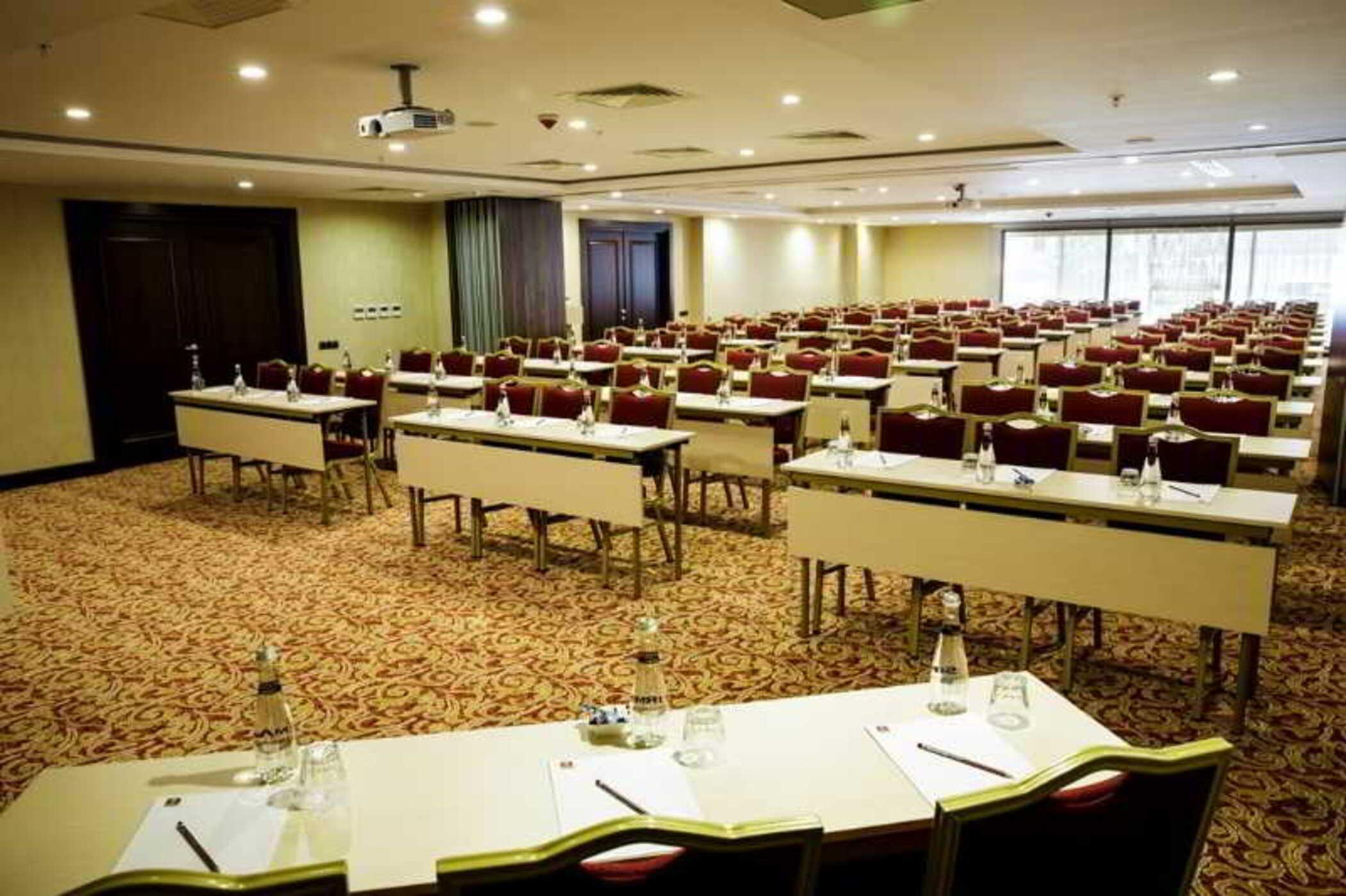 Grand Aras & Hotel