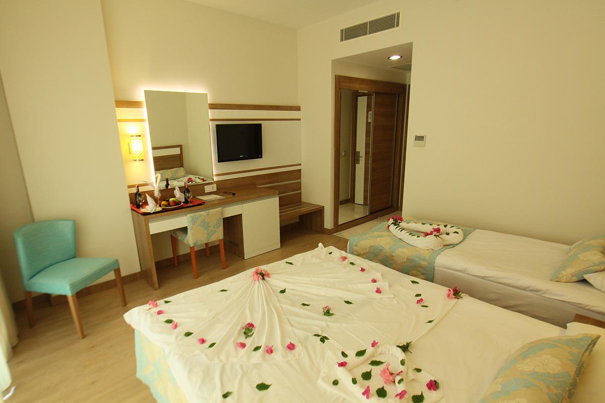 Merve Sun & 4* Side