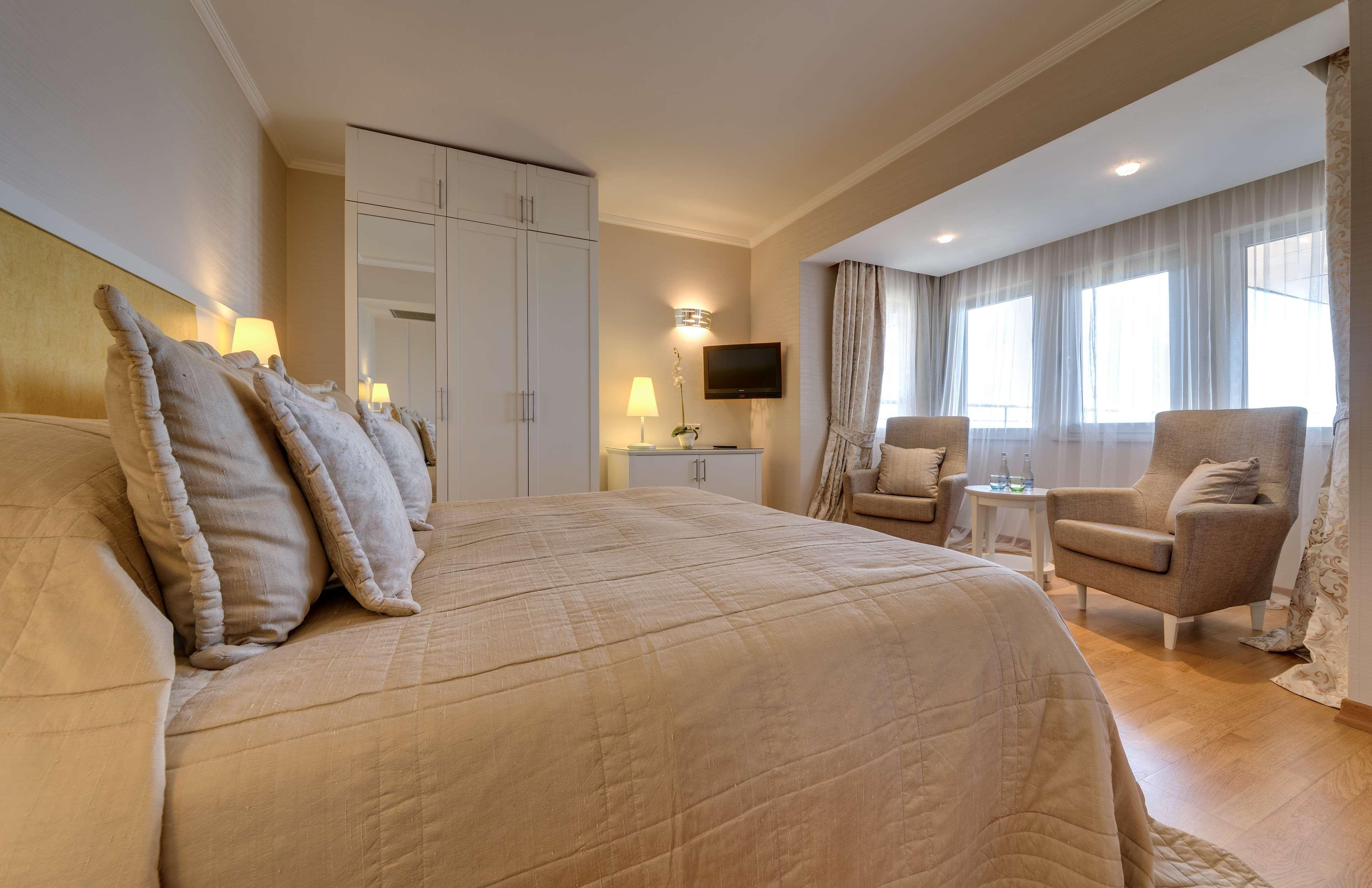 Radisson Blu &
