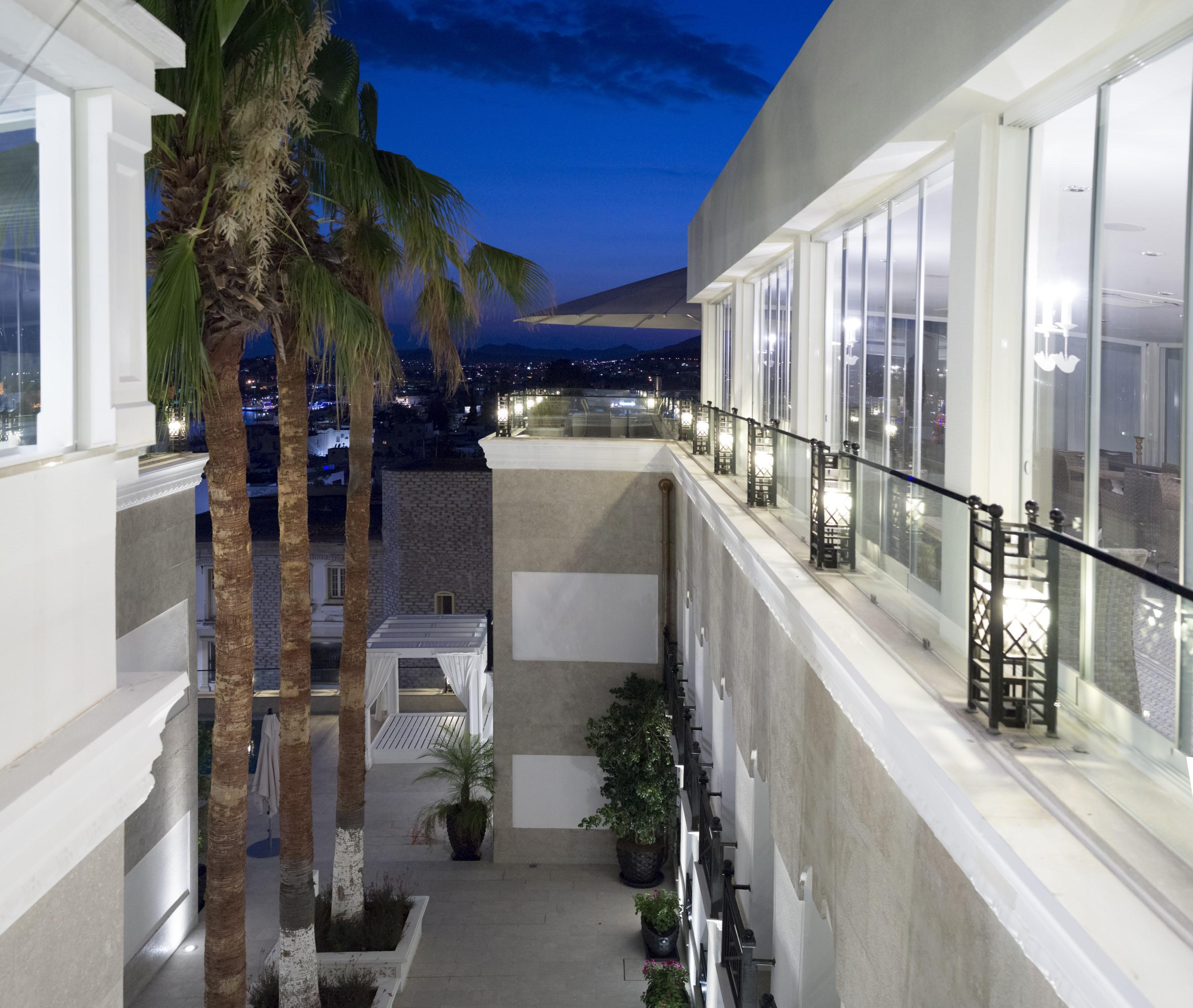 Ena Boutique & Residences Hotel 4*