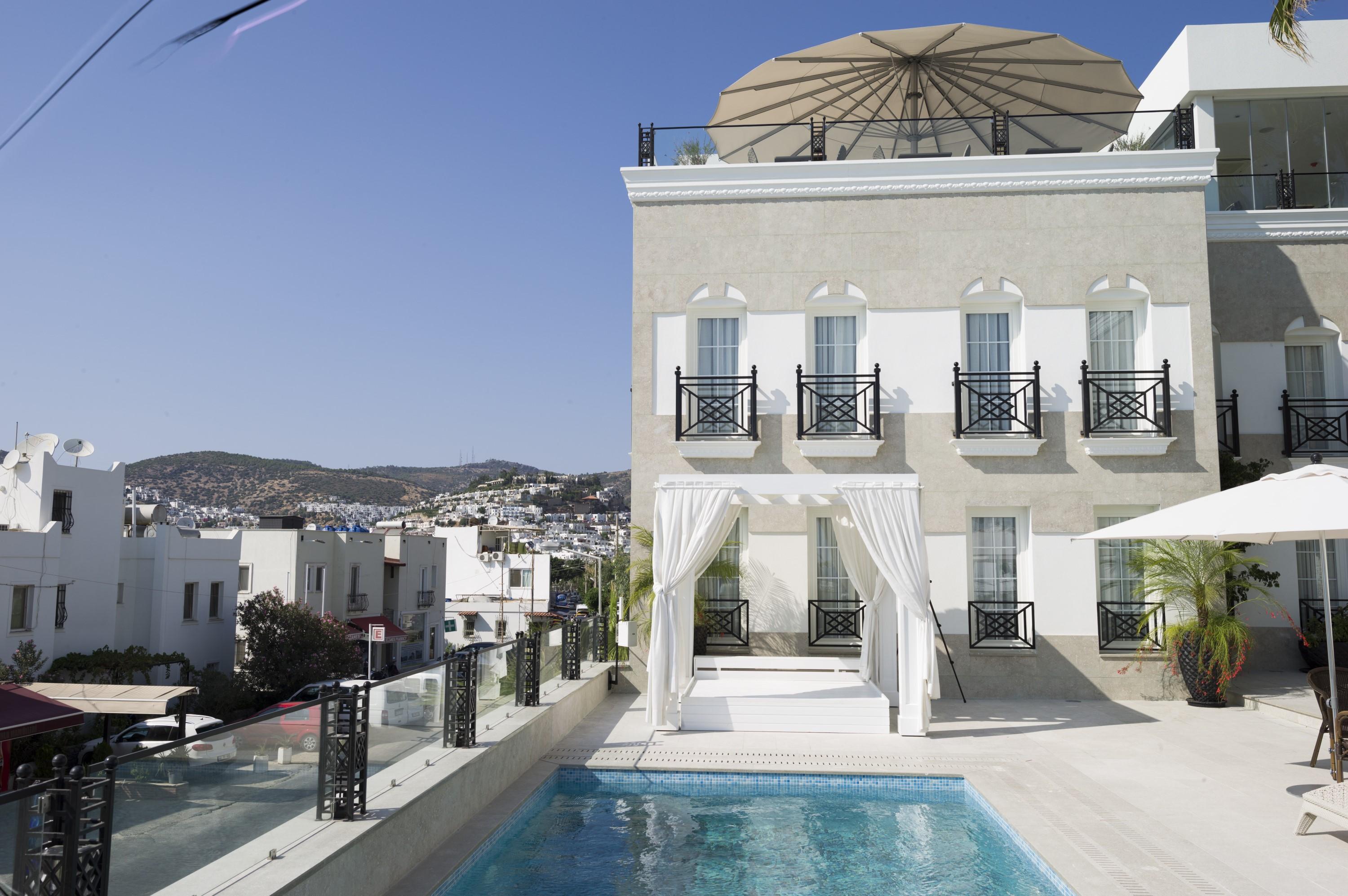 Hotel Ena Boutique & Residences 4*
