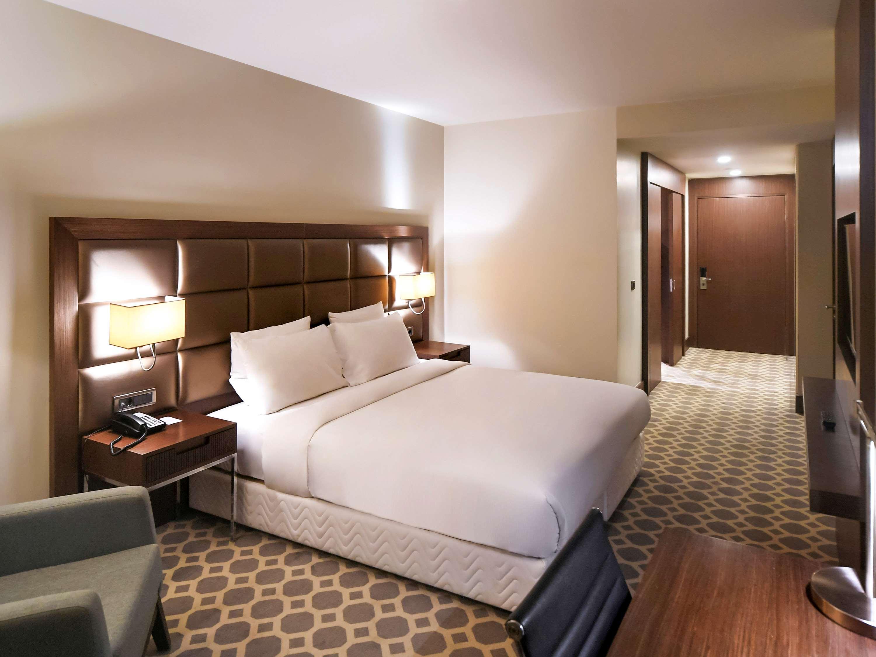 Mercure West & Convention Center Hotel 5*