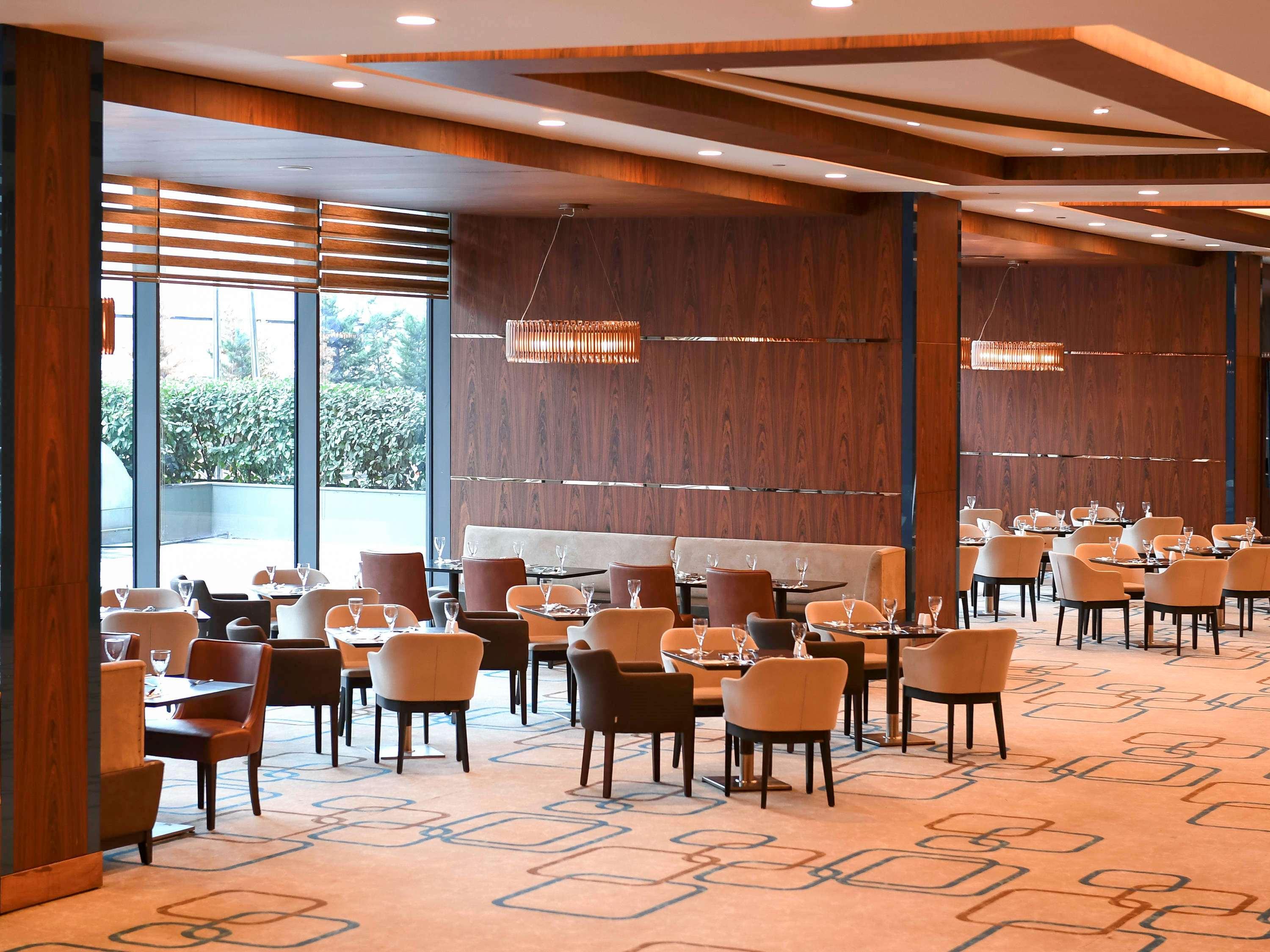 Mercure West & Convention Center 5*