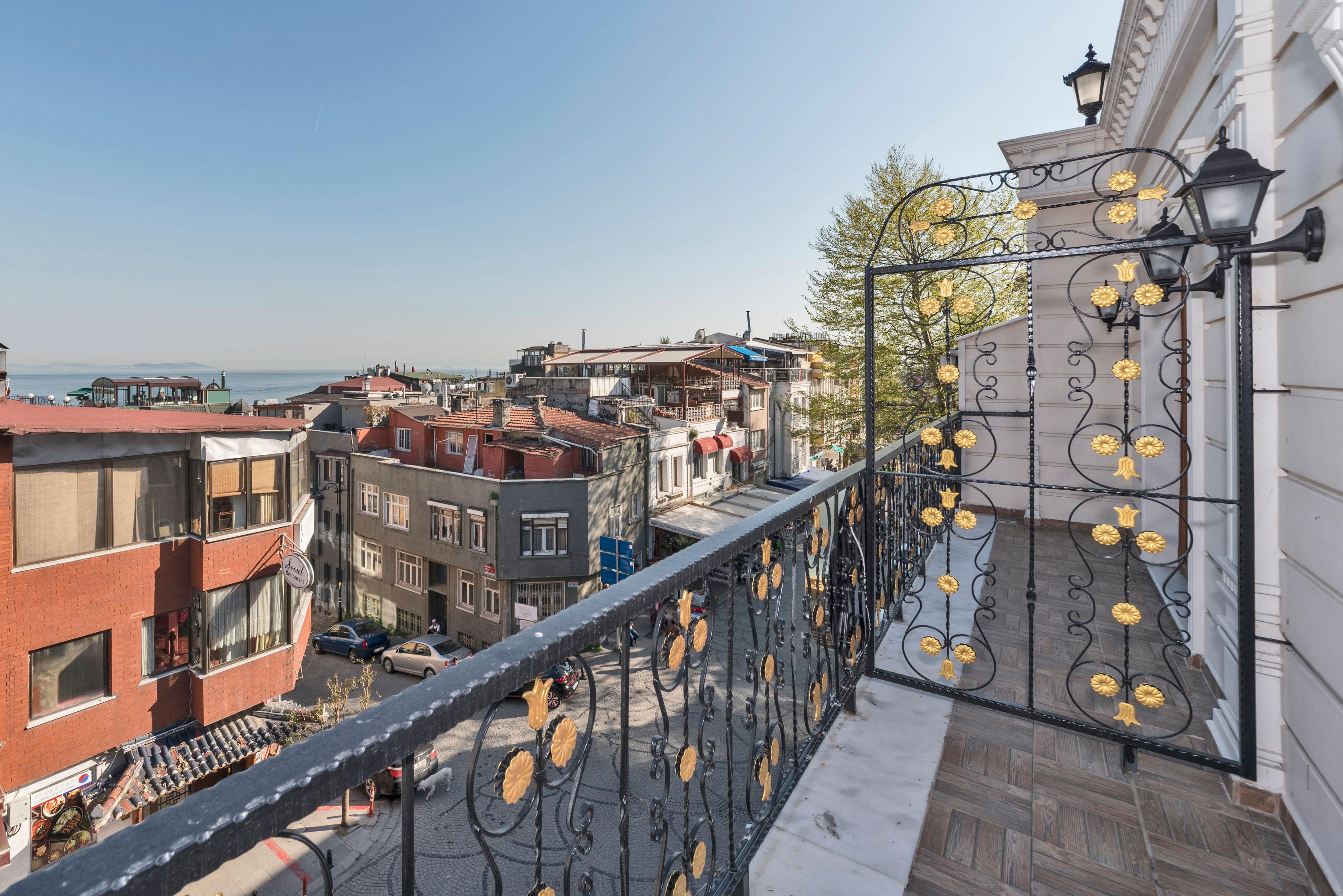 Magnaura House Hotel 3*
