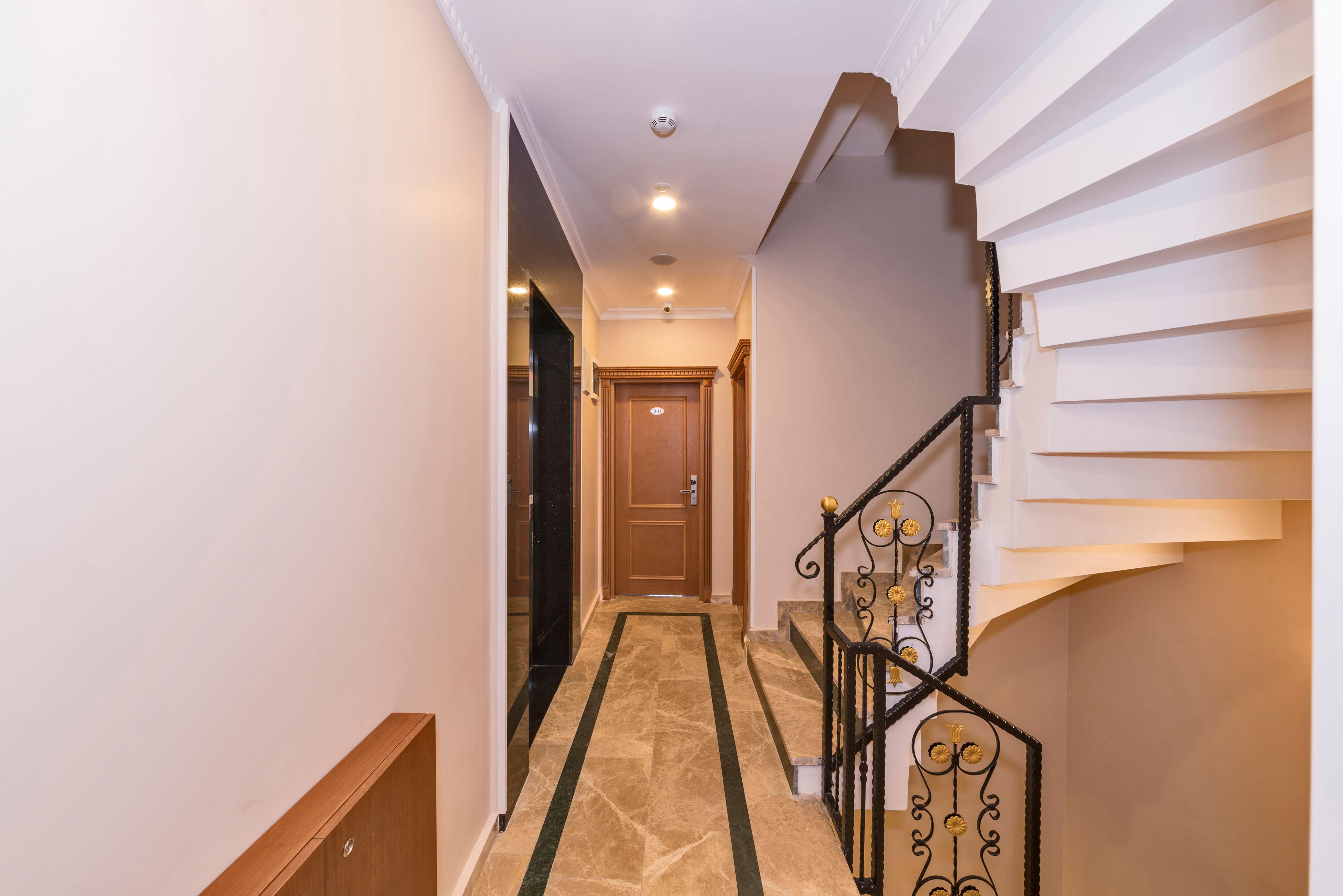 Magnaura House 3*