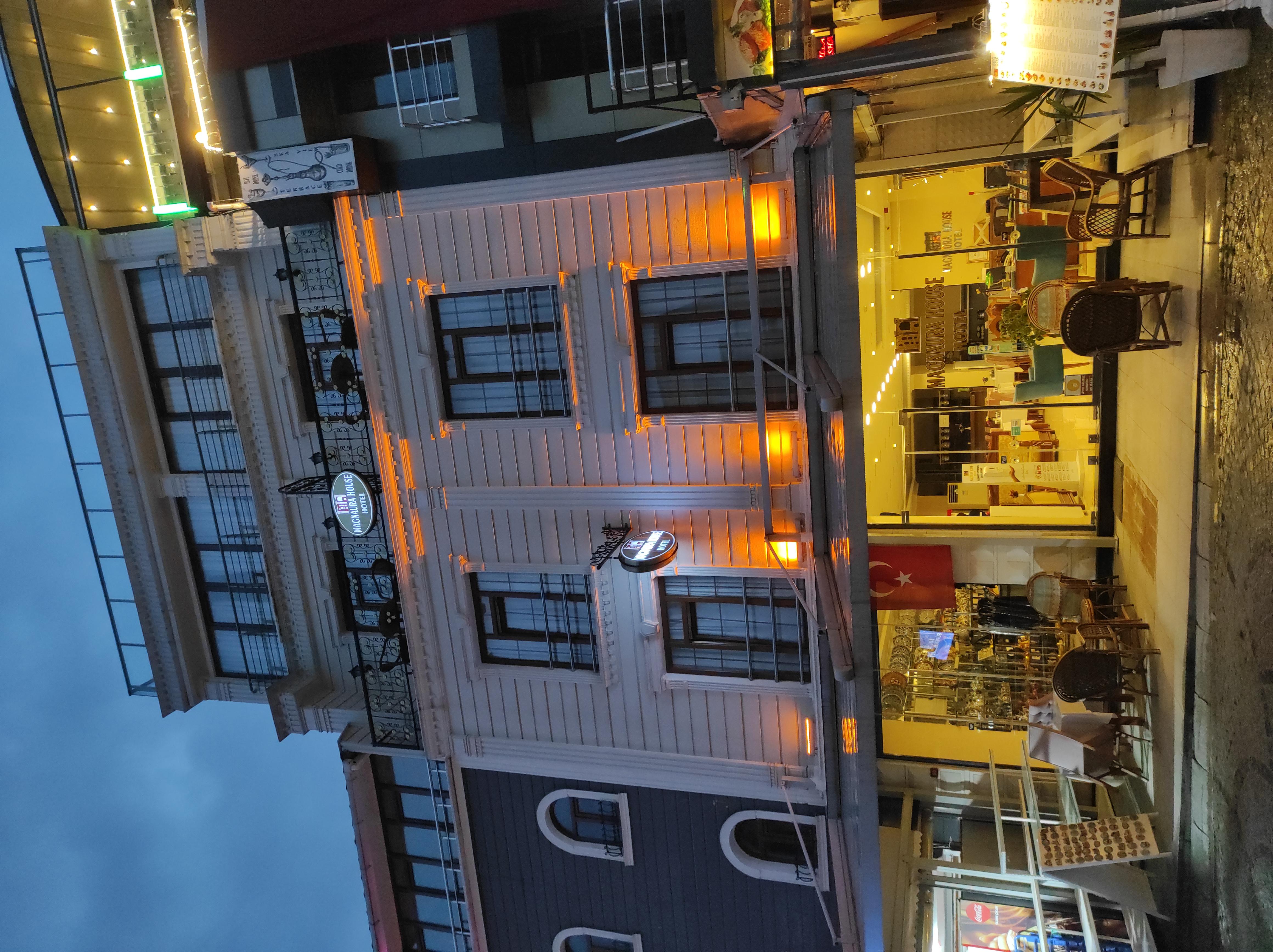 Magnaura House 3*