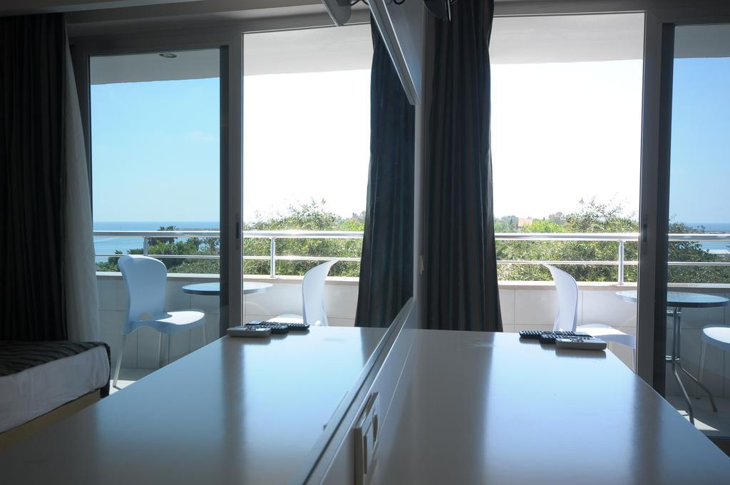 Aura Boutique 3* Side