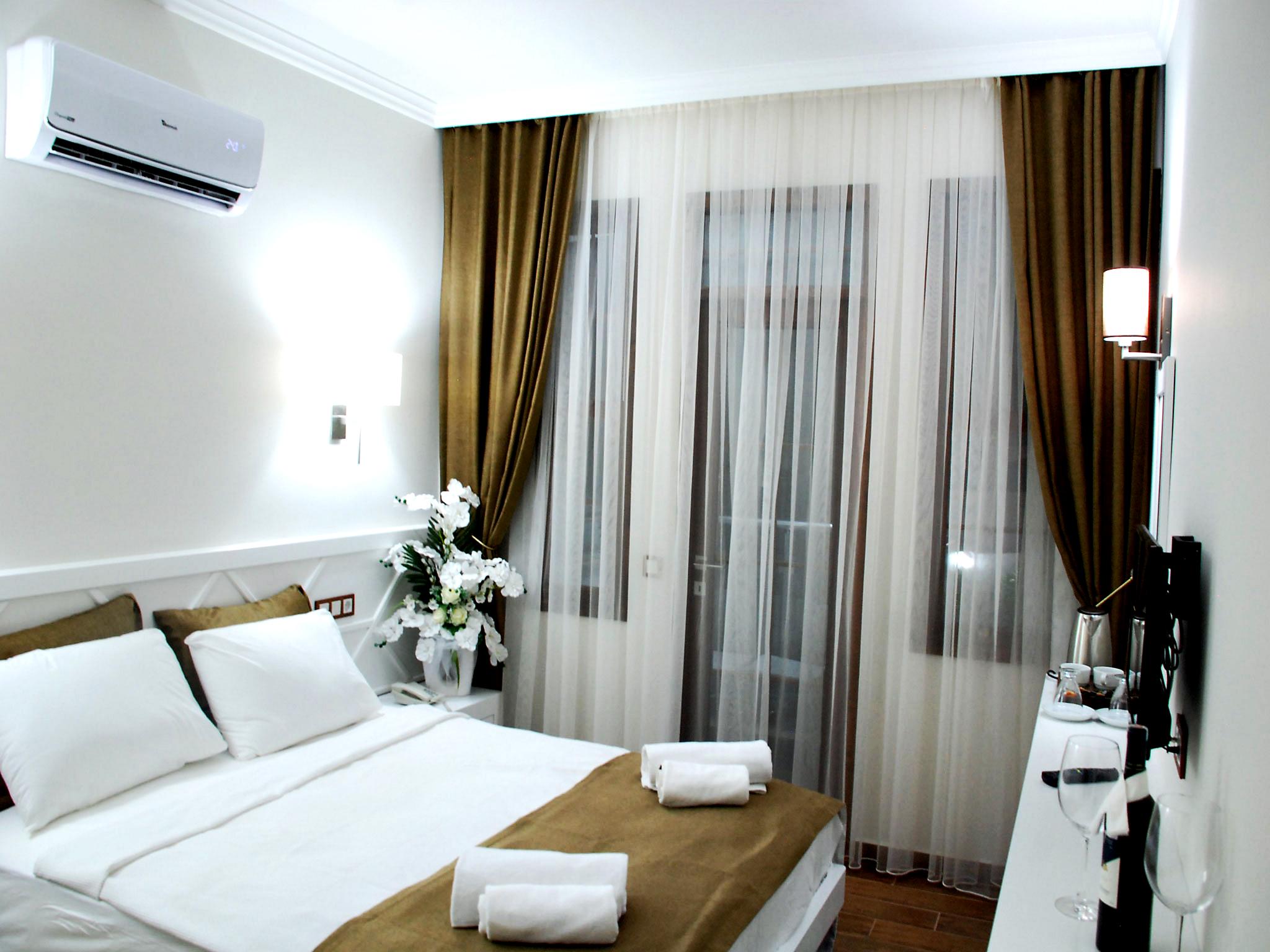 Elegance Hotel