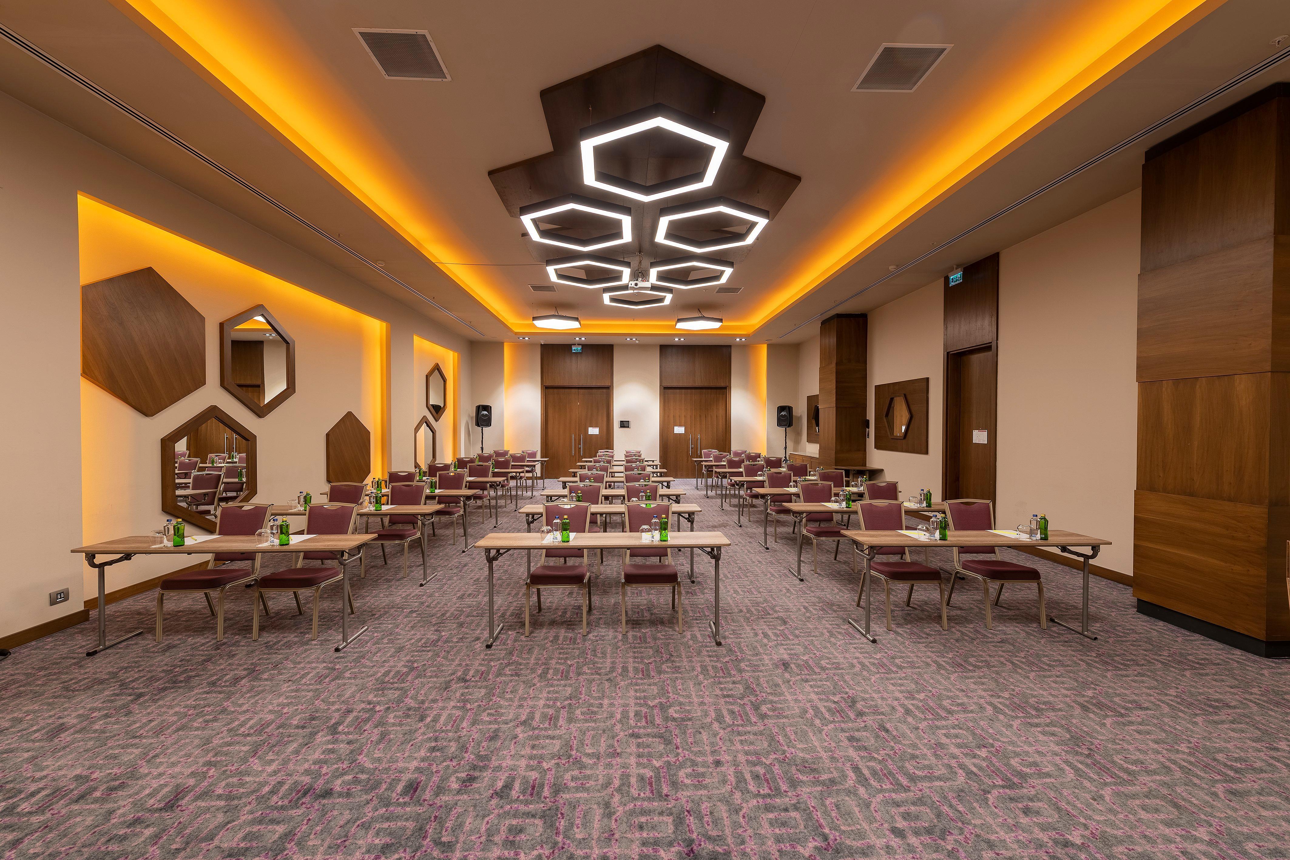 - Duvenonu By Ihg Hotel