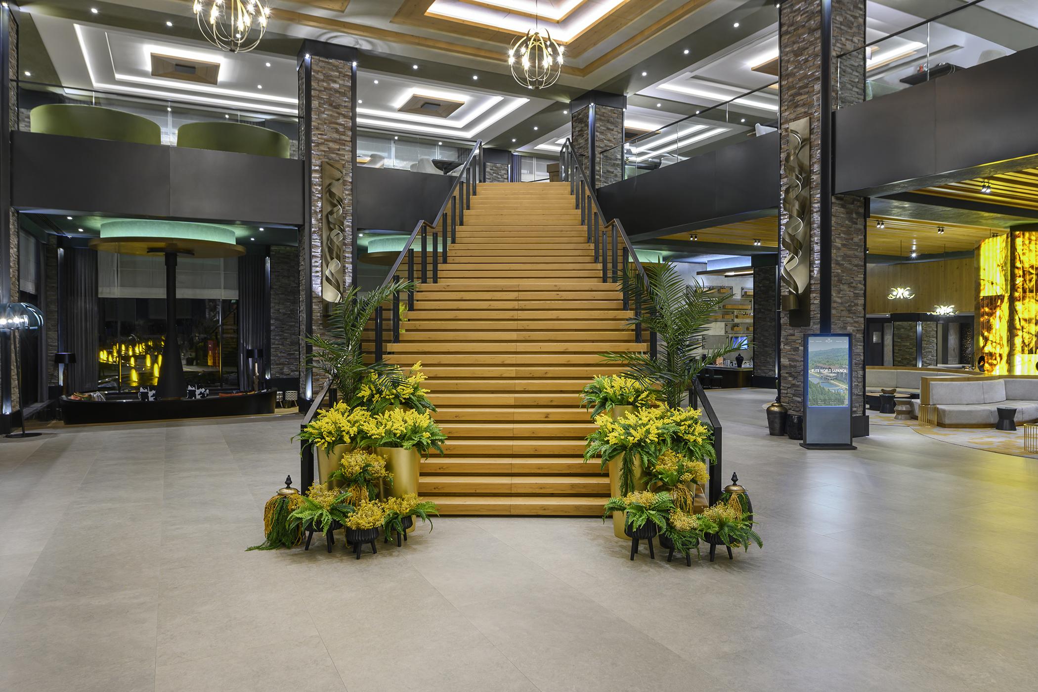 Elite World Grand Hotel 5*