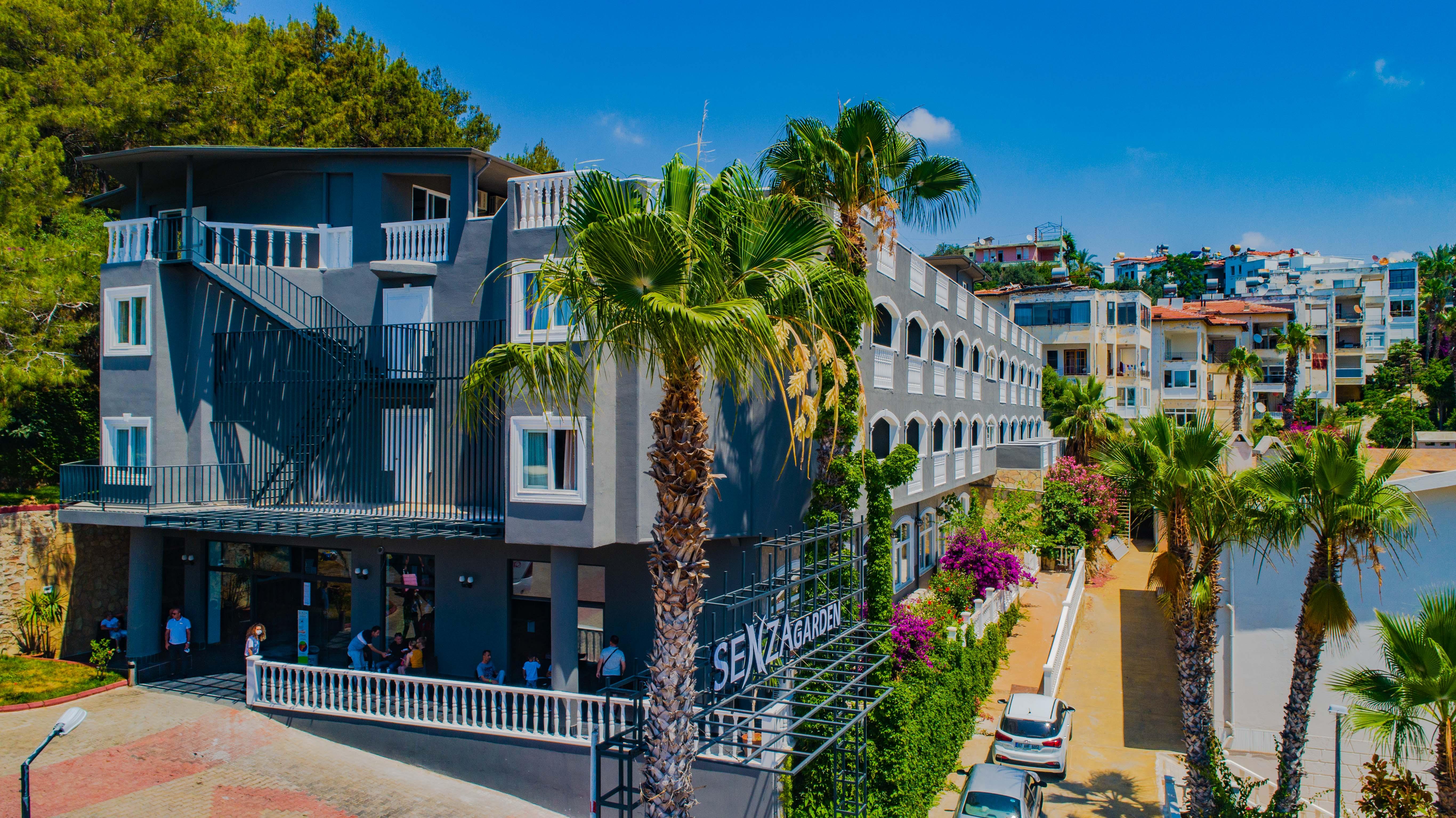 Hotel Senza Garden Club