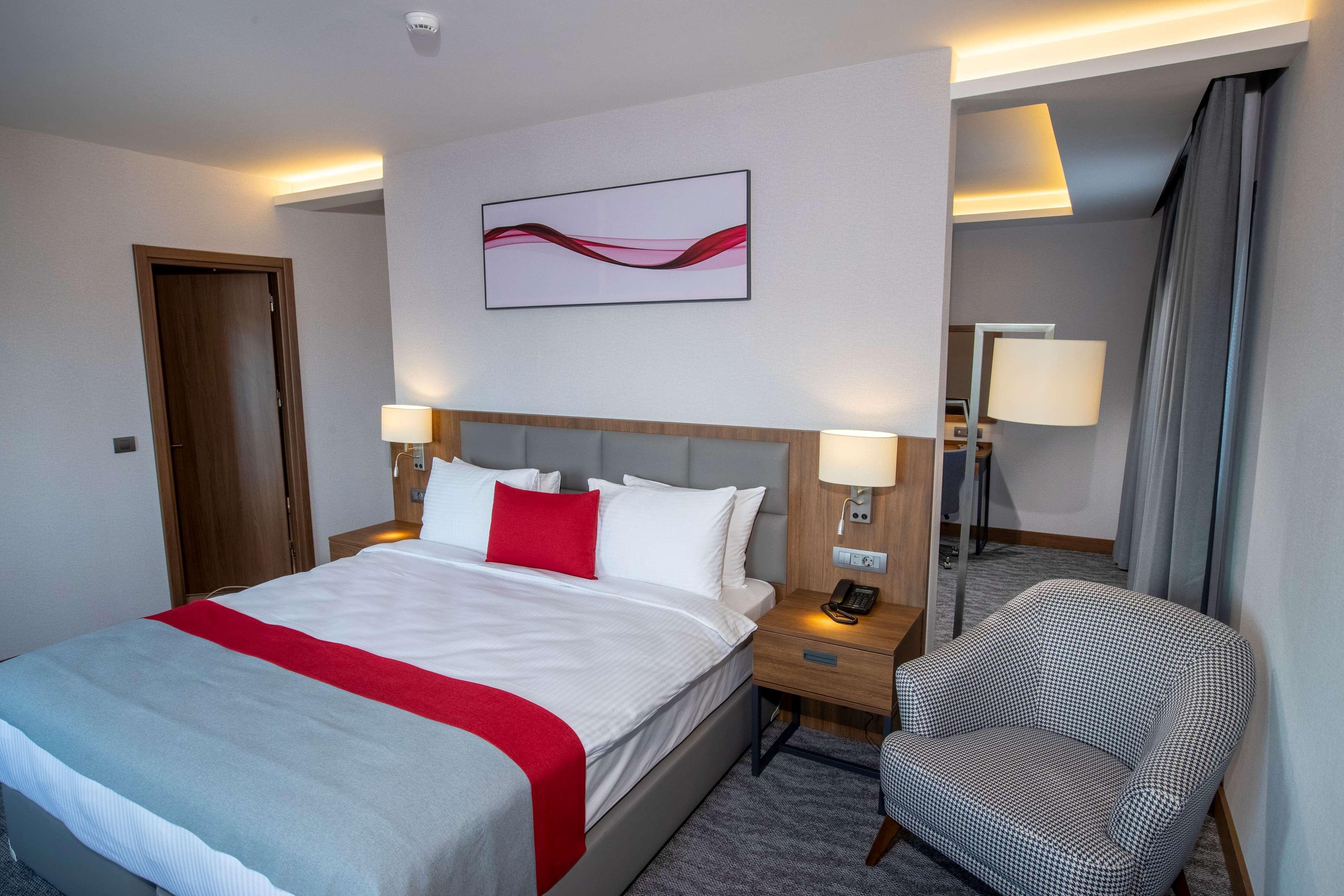 Ramada By Wyndham Aliaga Hotel 4*