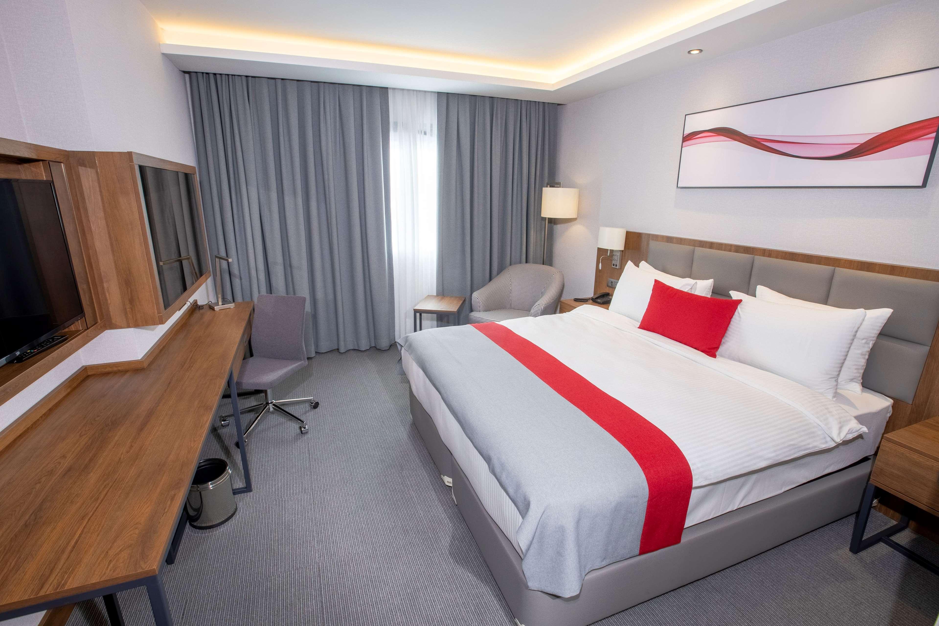 Ramada By Wyndham Aliaga Hotel