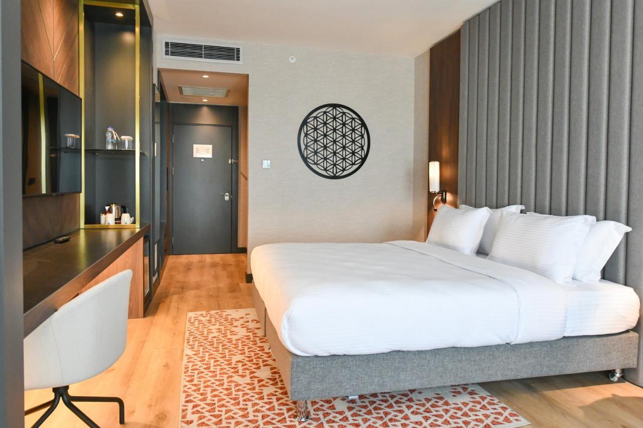 Crowne Plaza By Ihg Hotel