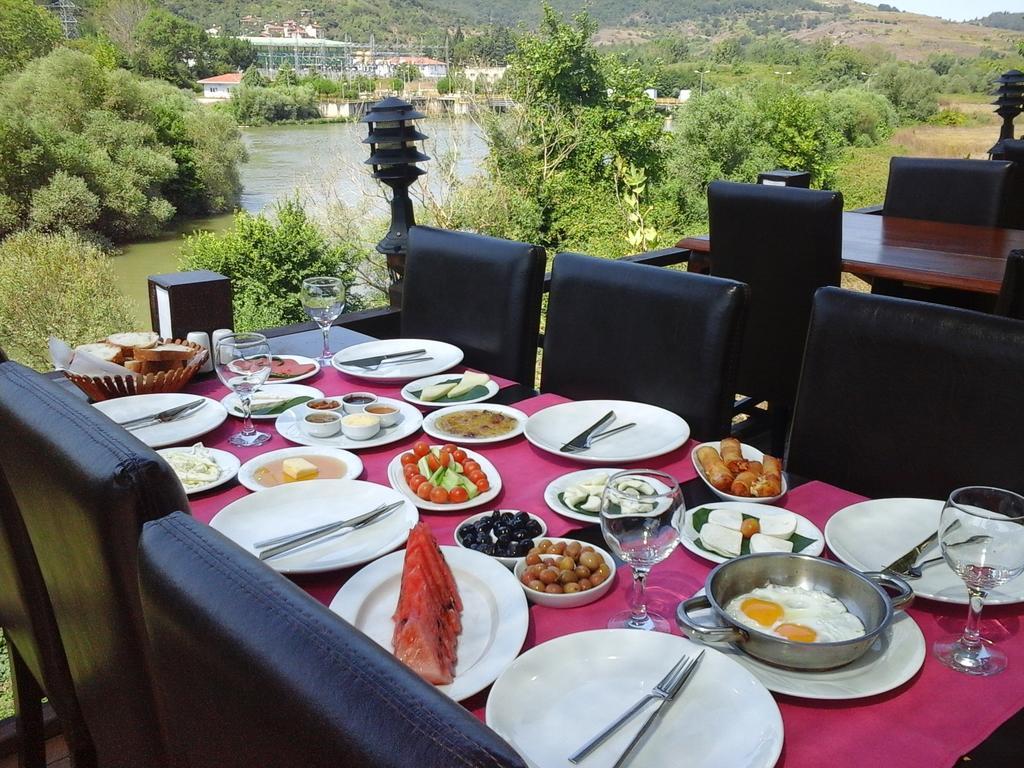 Hotel River 2*