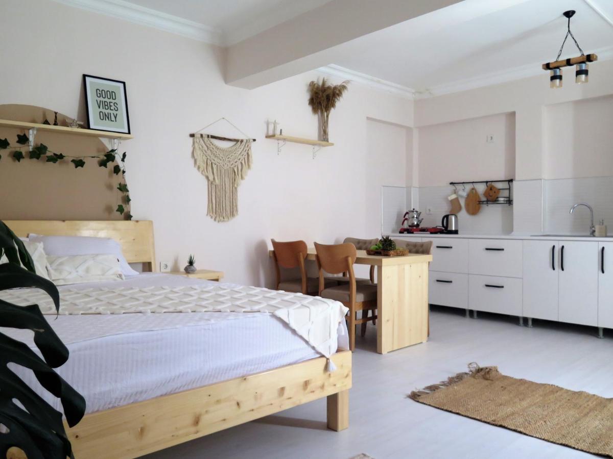 Aparthotel Santa Suites- Near Saint Nicholas Church *