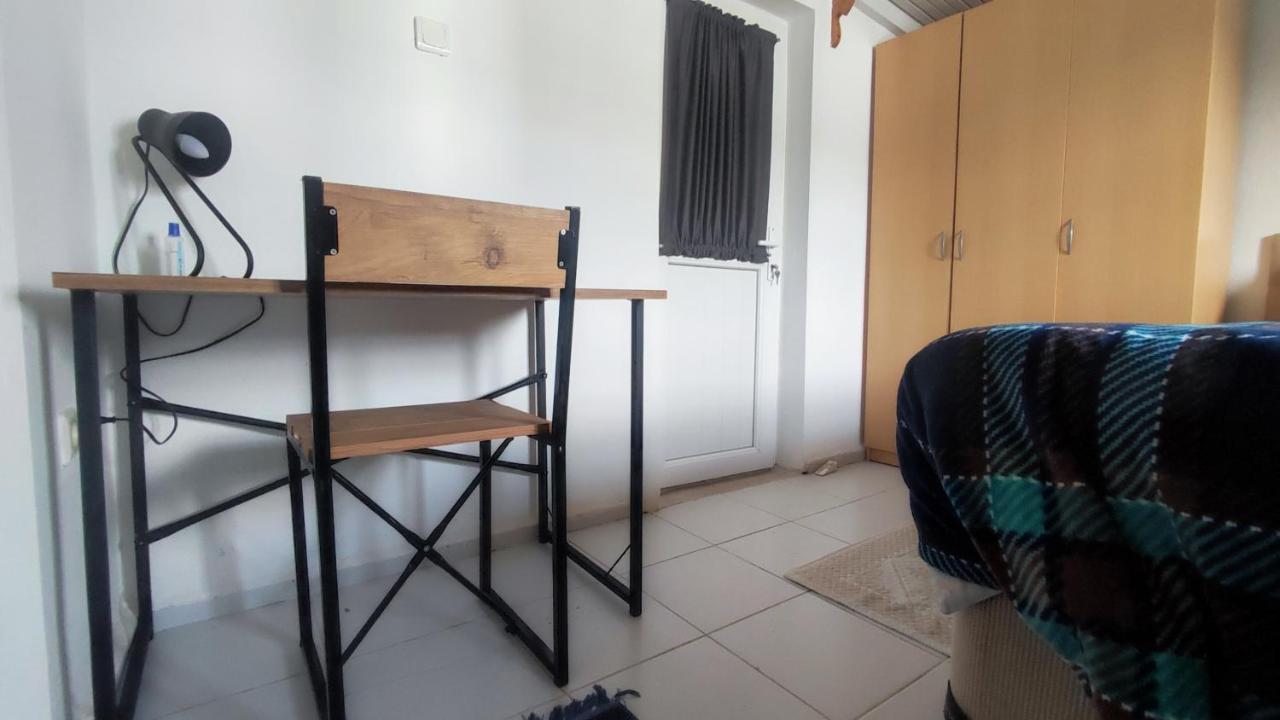 Apartment Central, Cozy, Comfy, 1br House, Free Parking & Fast Wi-fi, 4ppl *