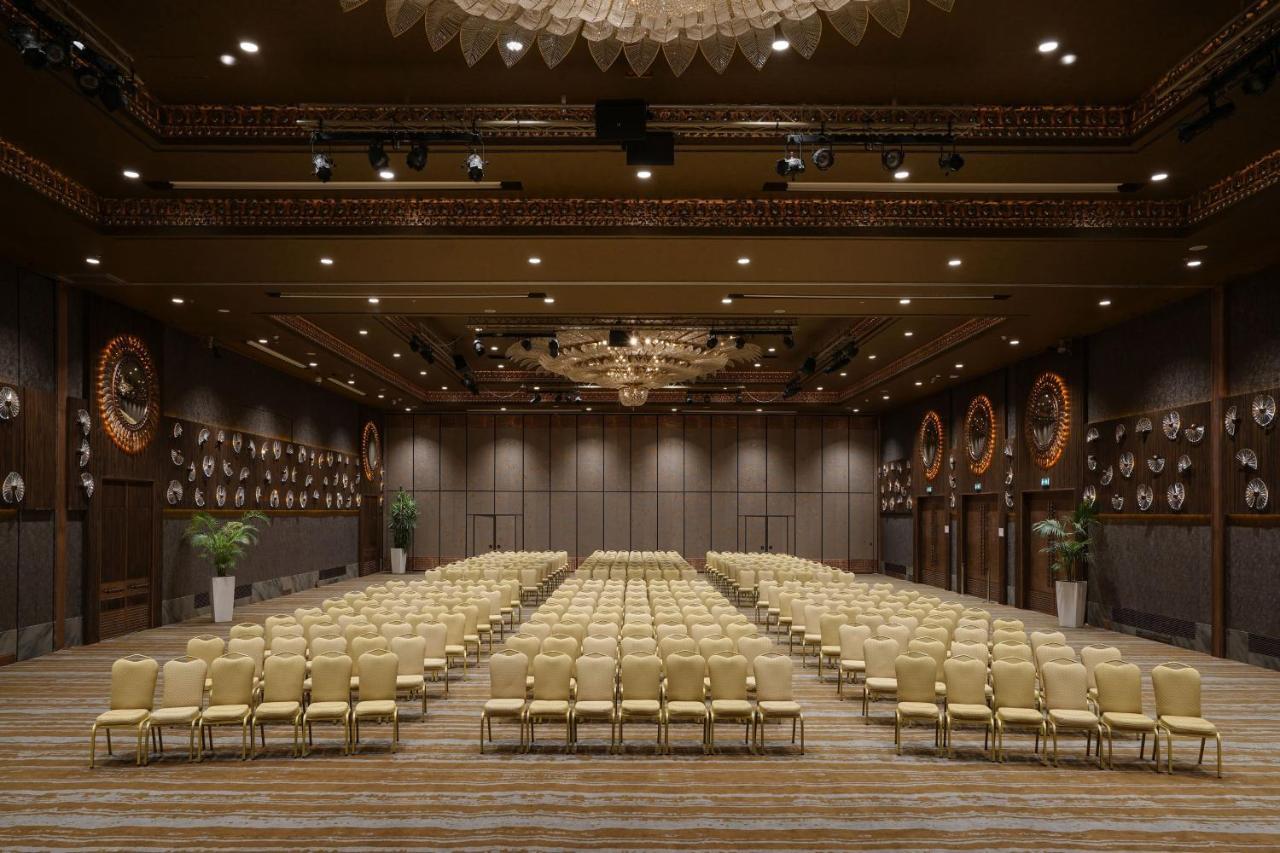 Sheraton & Convention Center 5*