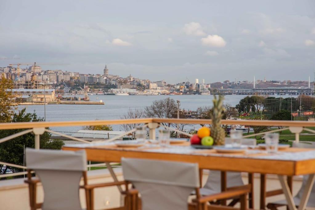 Waterfront By The Tram - Terrace With Dome & Golden Horn View In Fatih Apartment