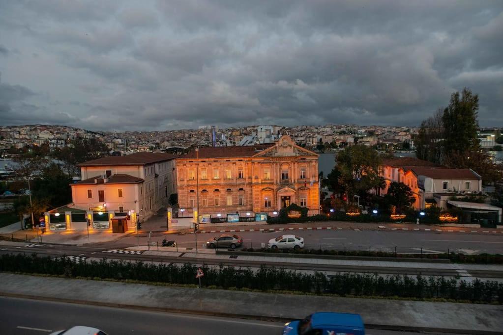 Waterfront By The Tram - Terrace With Dome & Golden Horn View In Fatih Apartment *