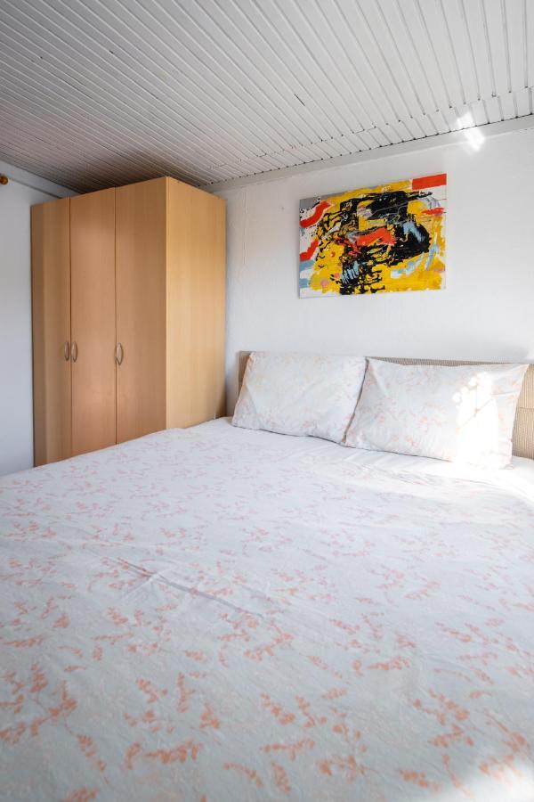 Apartment Central, Cozy, Comfy, 1br House, Free Parking & Fast Wi-fi, 4ppl