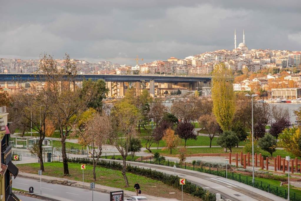 Waterfront By The Tram - Terrace With Dome & Golden Horn View In Fatih Apartment
