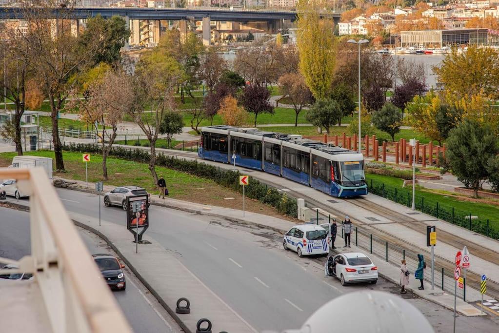 Waterfront By The Tram - Terrace With Dome & Golden Horn View In Fatih Istanbul