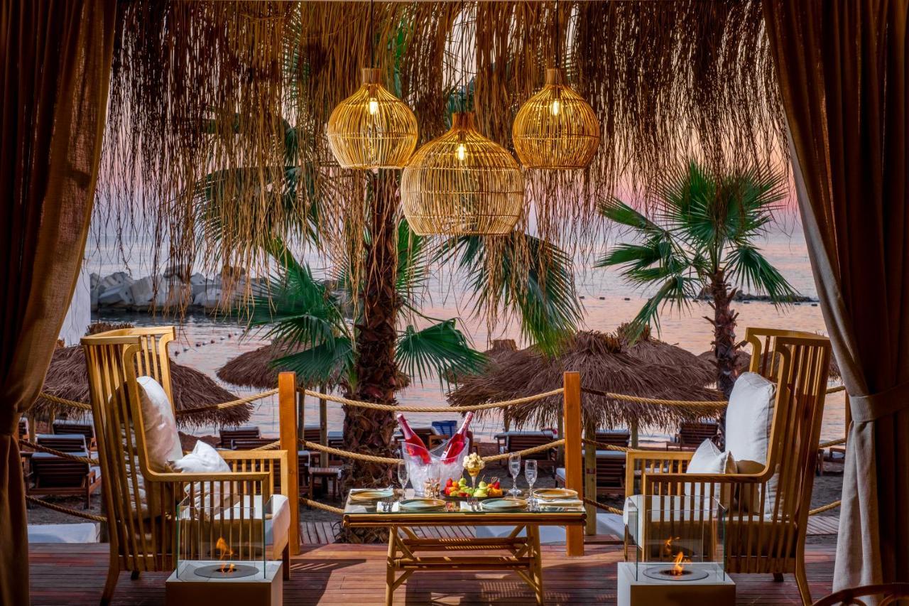 Resort Rubi Platinum Sign