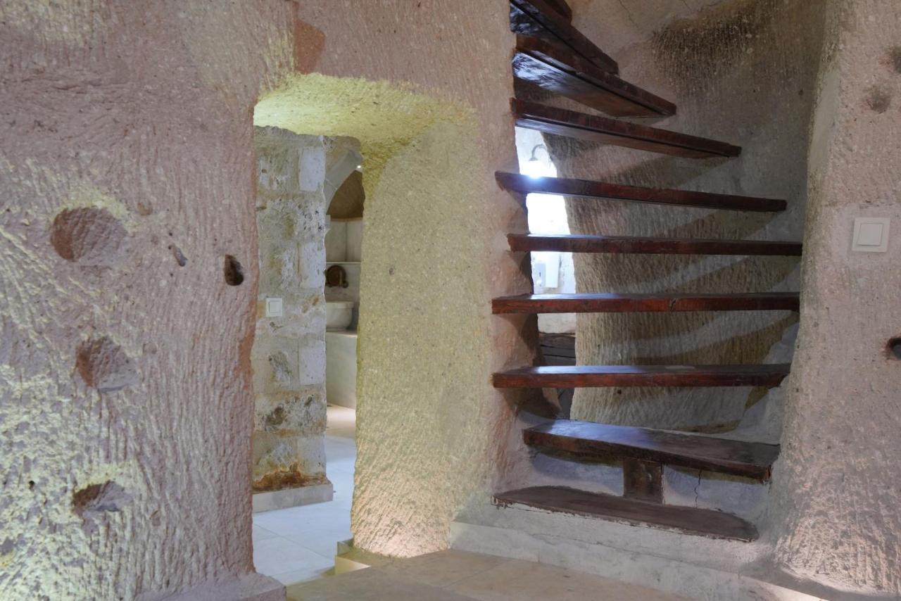 Shoestring Cave House