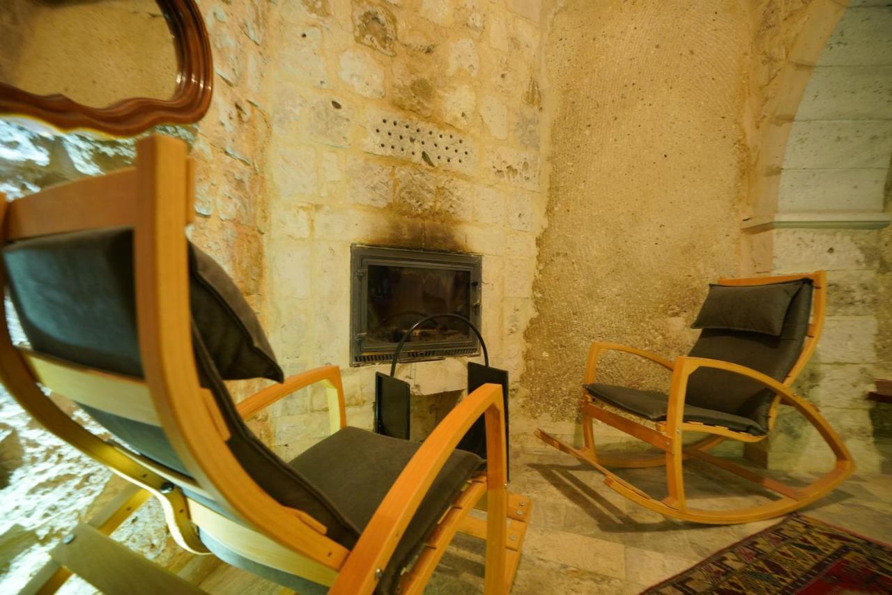 Shoestring Cave House 2*