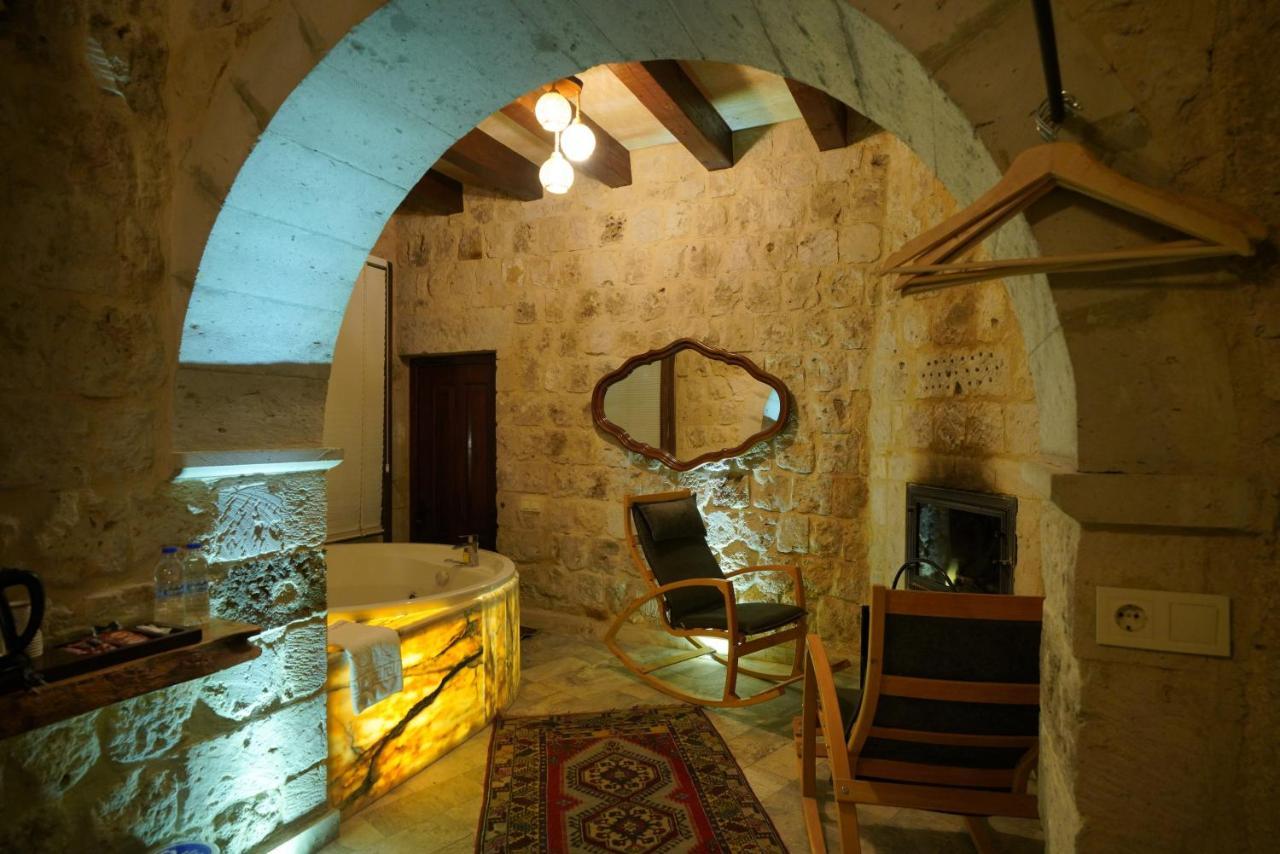 Shoestring Cave House