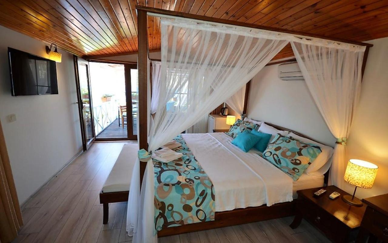Aphrodite Hotel *