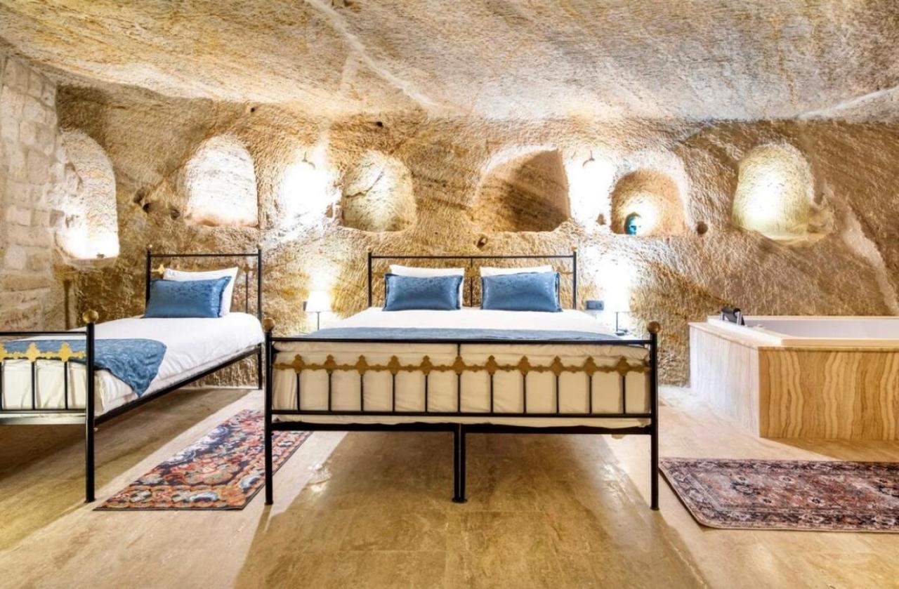 Uzay Cave *
