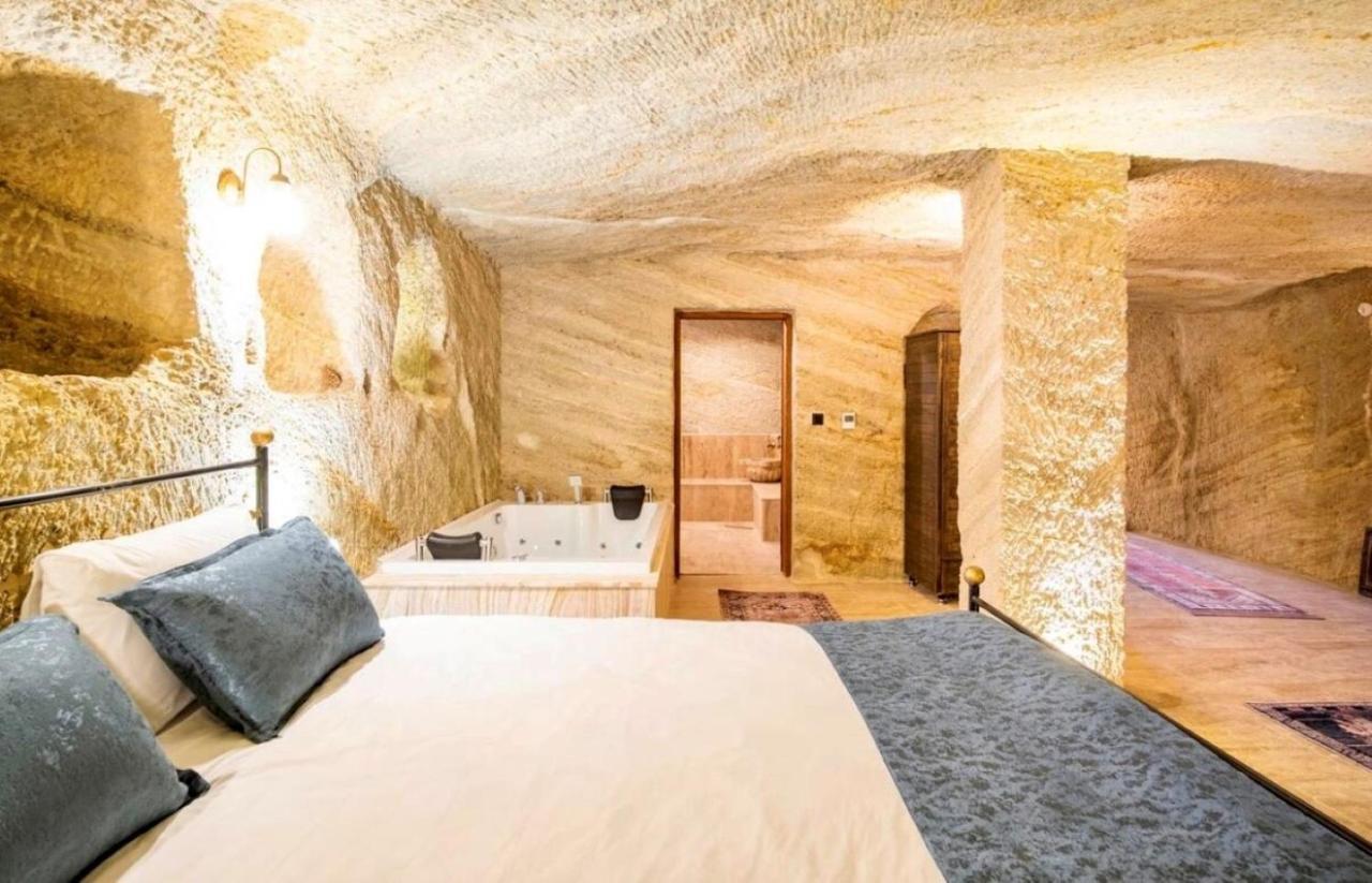 Uzay Cave