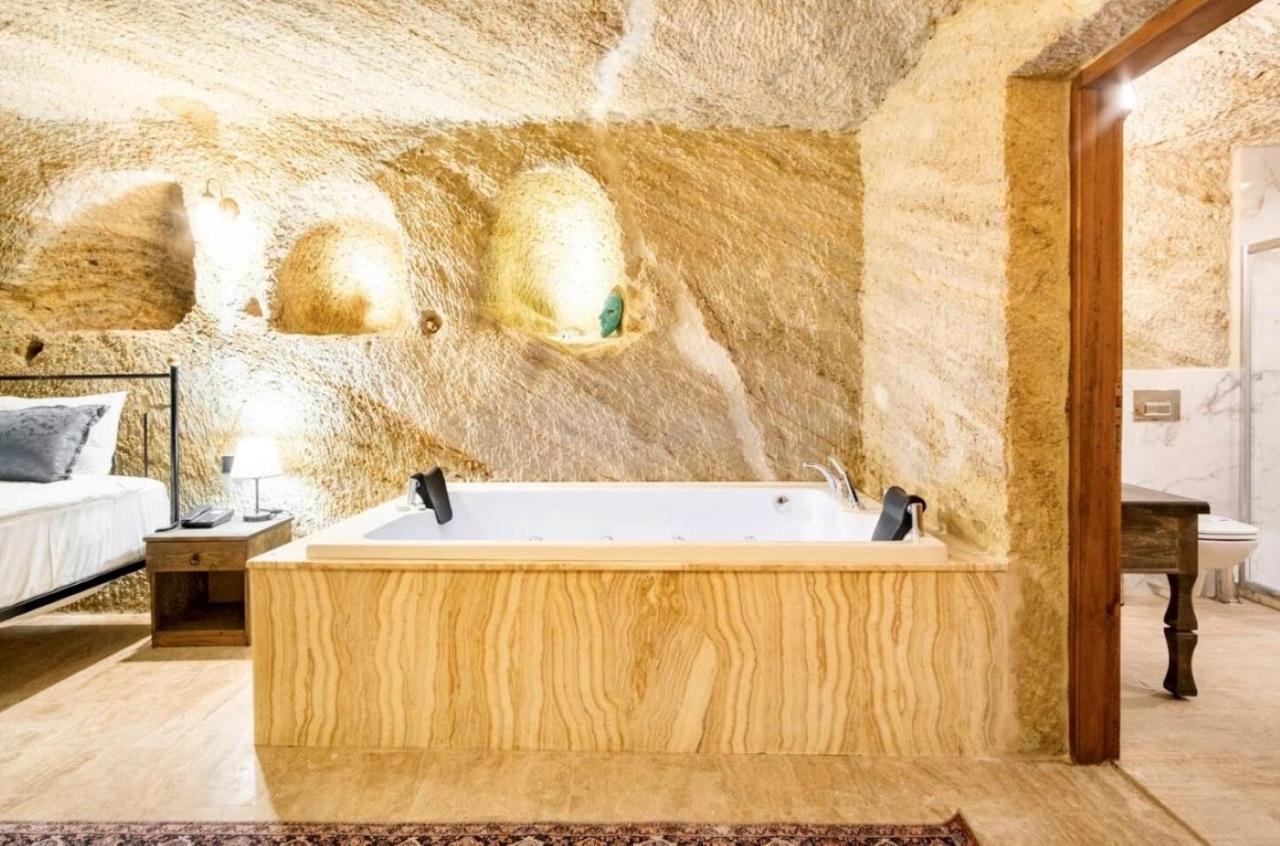 Uzay Cave