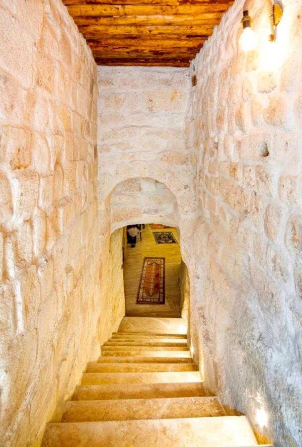 Uzay Cave *