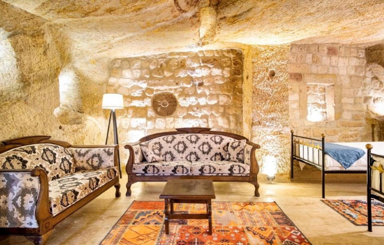 Uzay Cave *